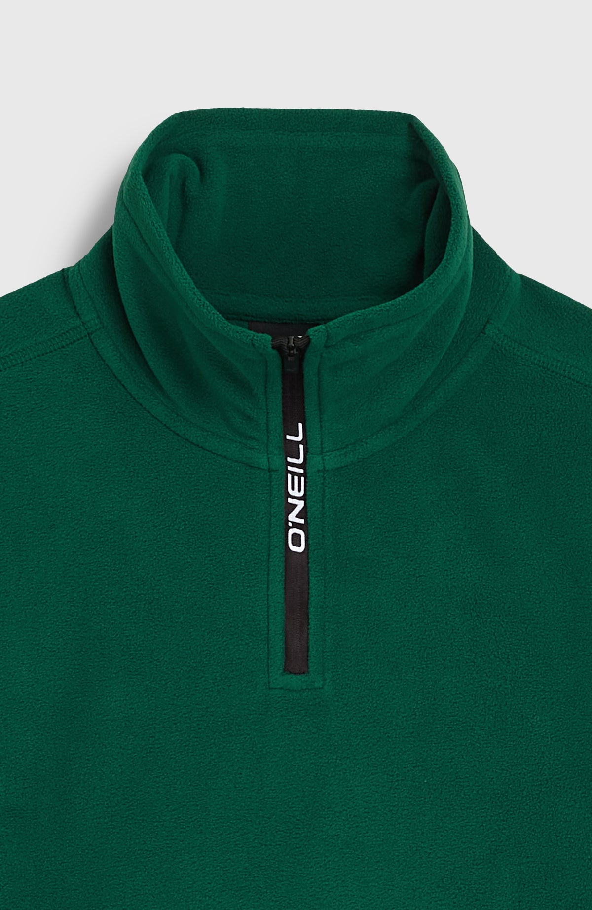 Nahaufnahme des Stehkragens und Reißverschlusses am grünen FWC'Cruz Jack's Fleecepullover für Jungen