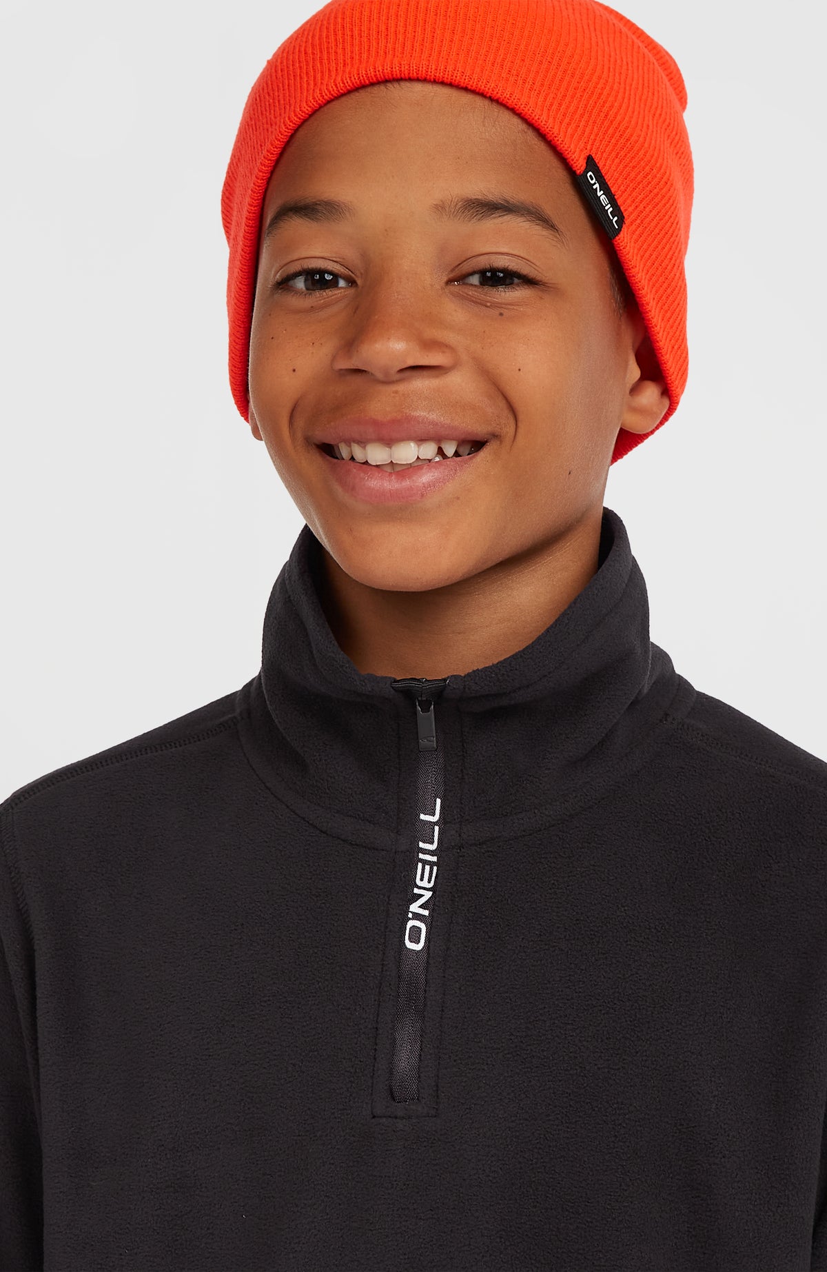 Schwarzer FWC'Cruz Jack's Fleecepullover für Jungen, Nahaufnahme von Stehkragen und Reißverschluss am Model