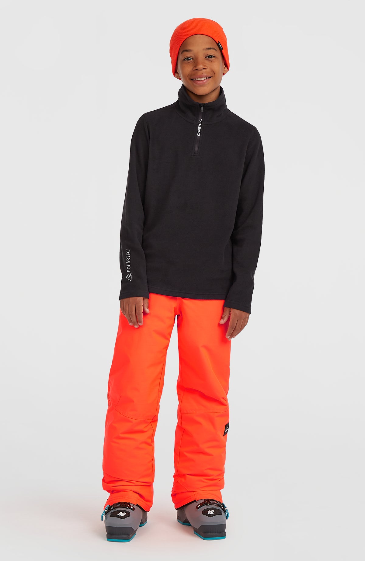 FWC'Cruz Jack's Fleecepullover für Jungen, schwarz, Ganzkörperansicht am Model mit Skihose