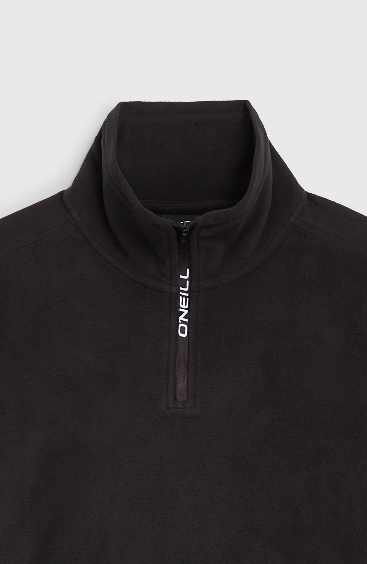 Nahaufnahme des Kragens mit Halbreißverschluss am schwarzen FWC'Cruz Jack's Fleecepullover
