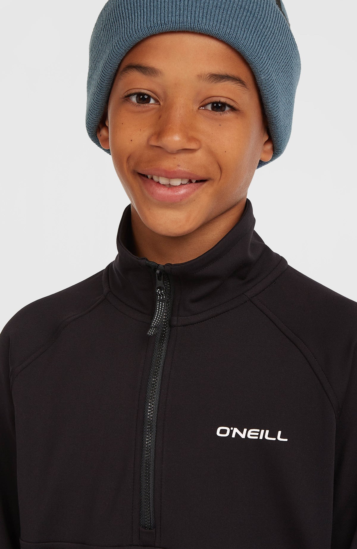Nahaufnahme von Kragen und Reißverschluss am schwarzen FWC'Cruz Fleecepullover für Jungen am Model