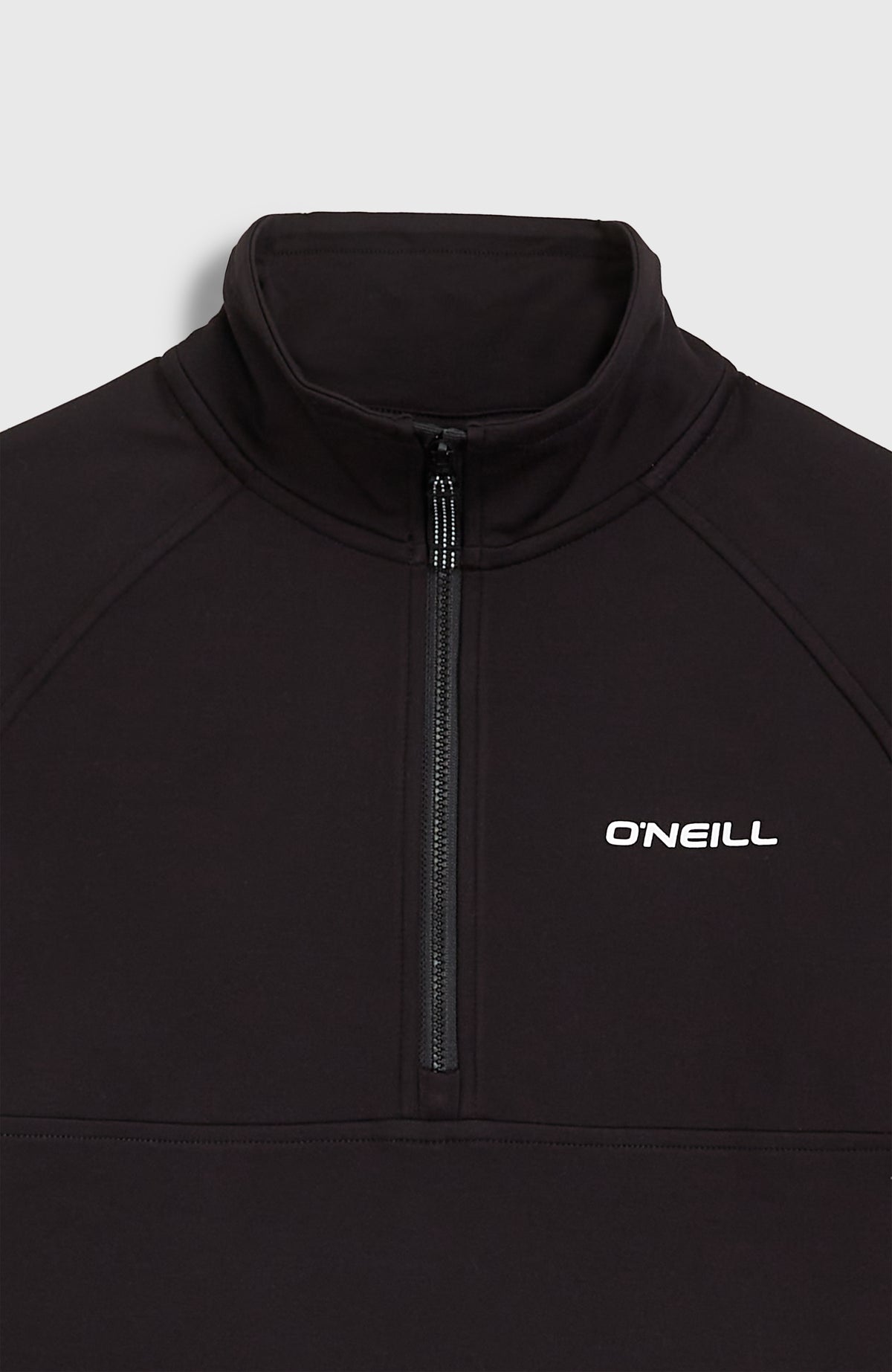 Nahaufnahme von Stehkragen, Reißverschluss und Logo am schwarzen FWC'Cruz Fleecepullover