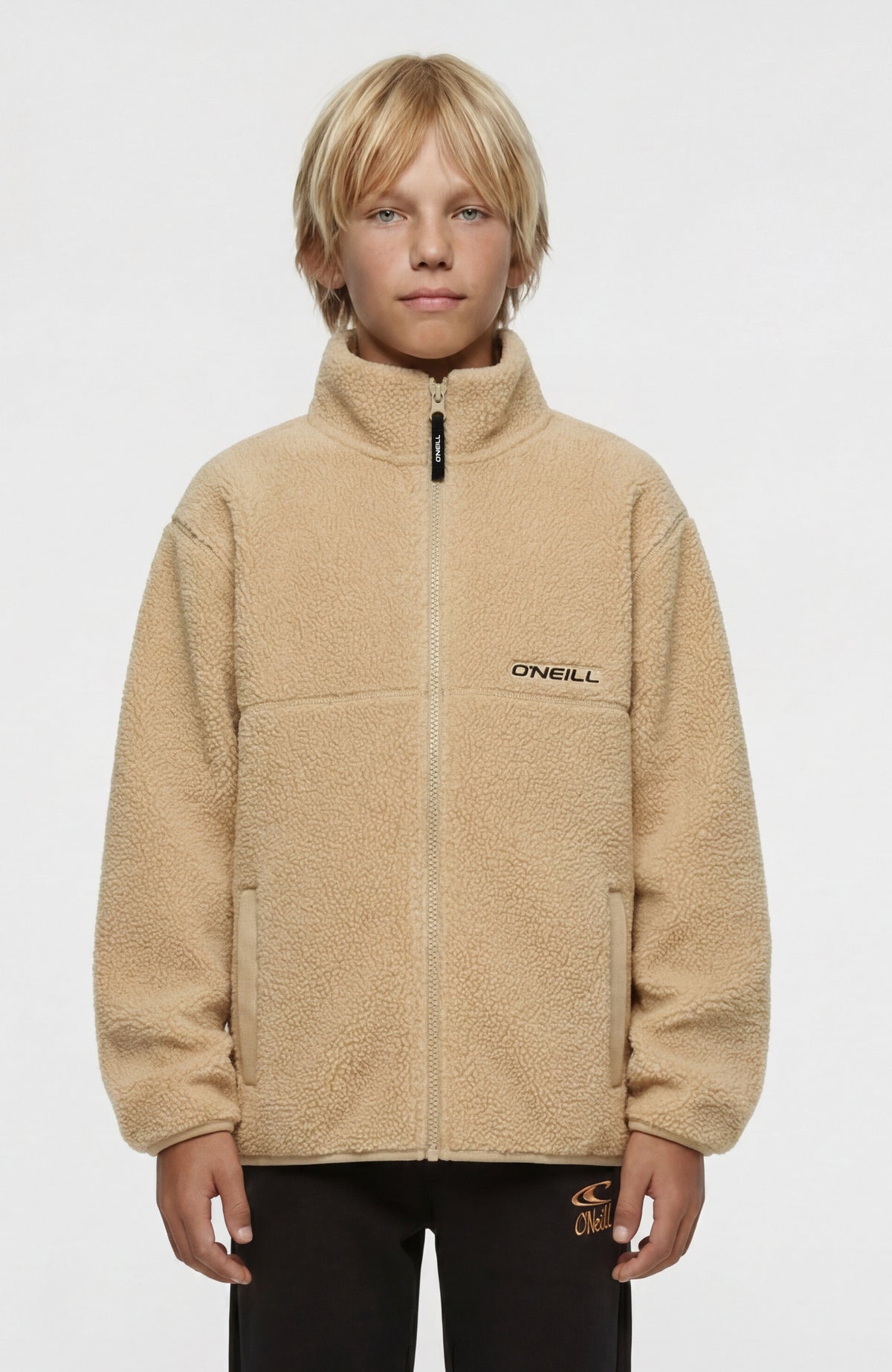 O'Neill Flauschige Fleecejacke mit Reißverschluss für Jungen, beige, Vorderansicht getragen am Model
