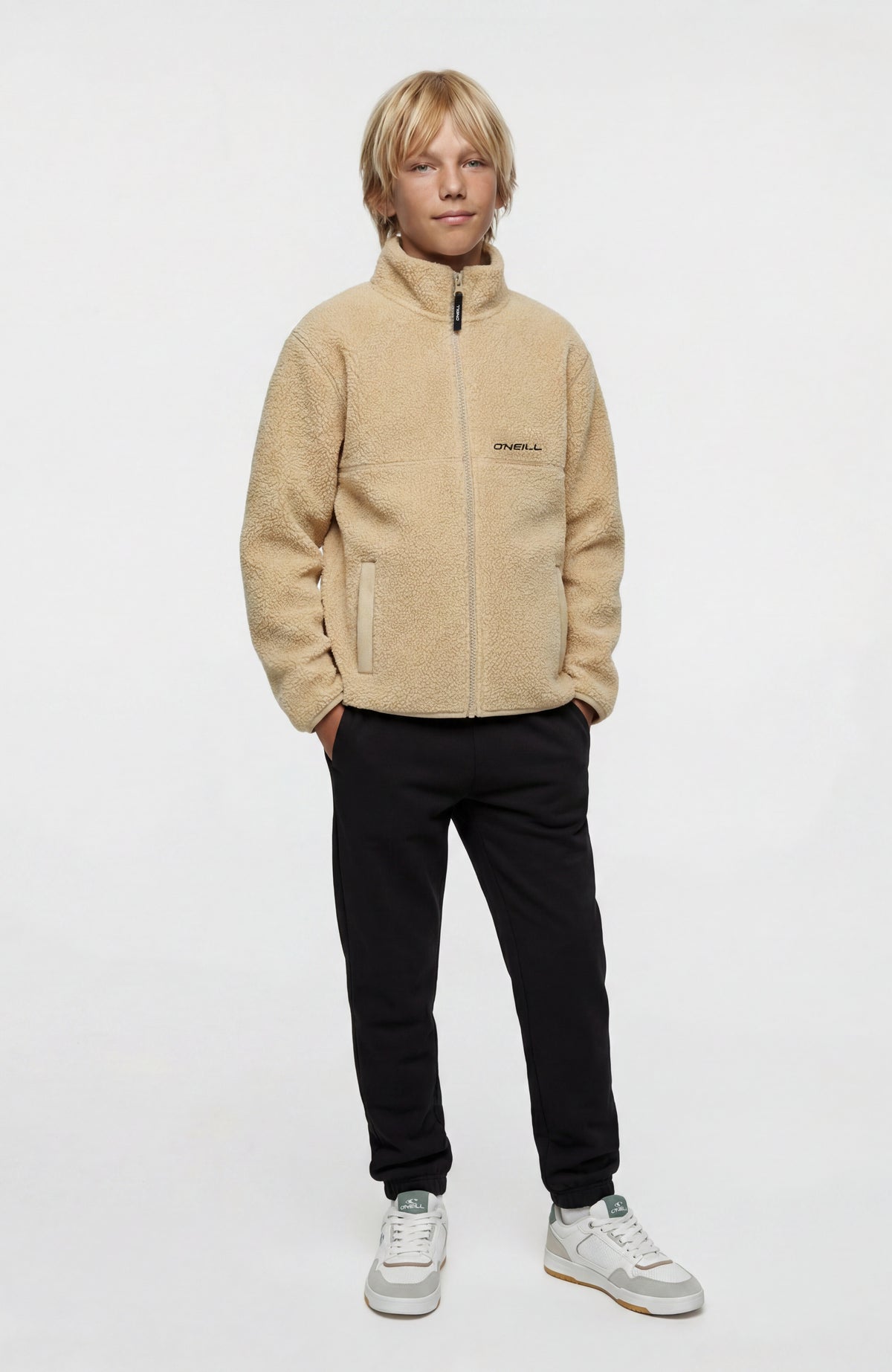 Flauschige Fleecejacke mit Reißverschluss für Jungen, beige, Ganzkörperansicht von vorne am Model
