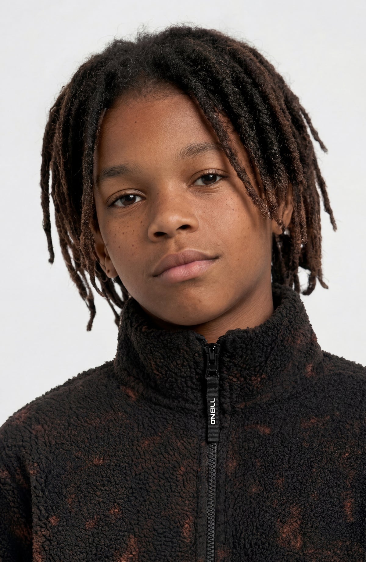 Nahaufnahme von Kragen und Zipper der schwarzen Flauschige Fleecejacke für Jungen, getragen am Model