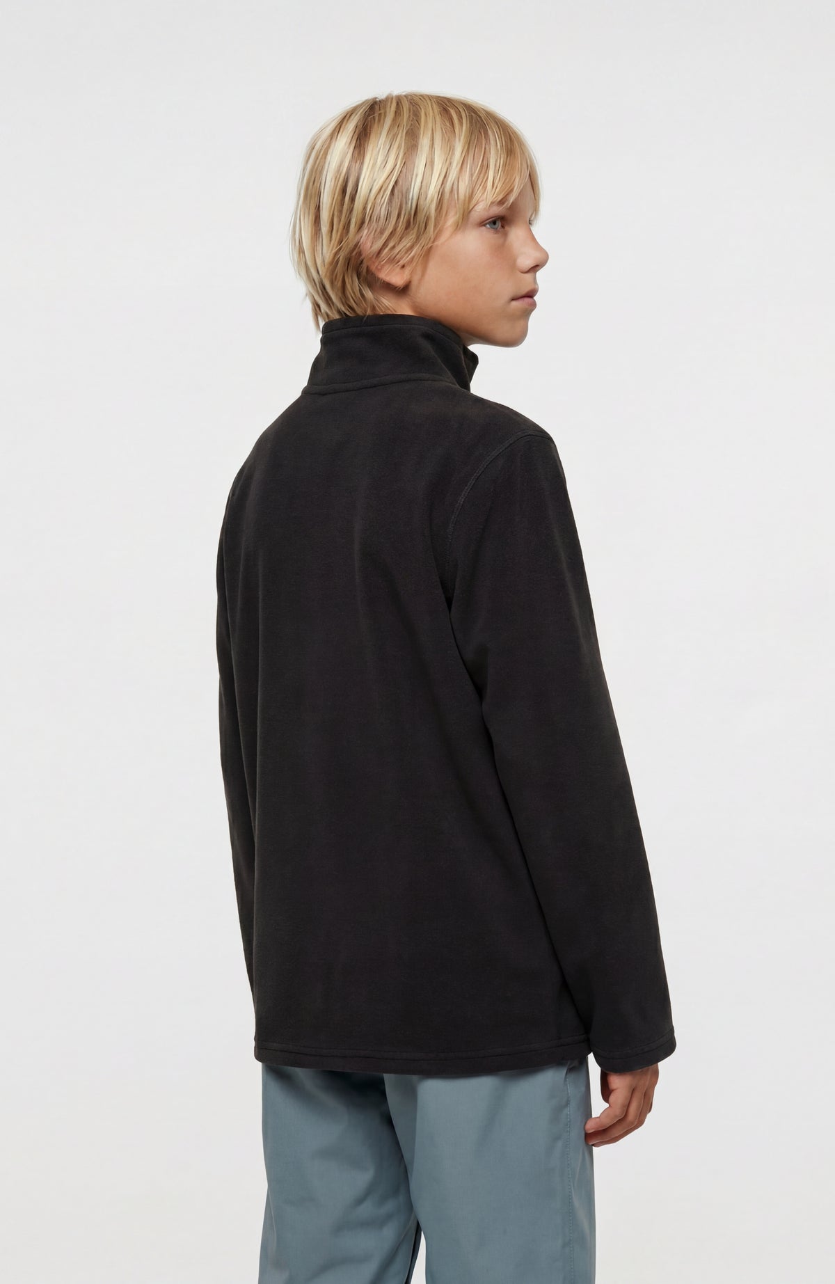 FWC'Cruz Jack's Fleecepullover für Jungen, schwarz, Rückansicht getragen am Model