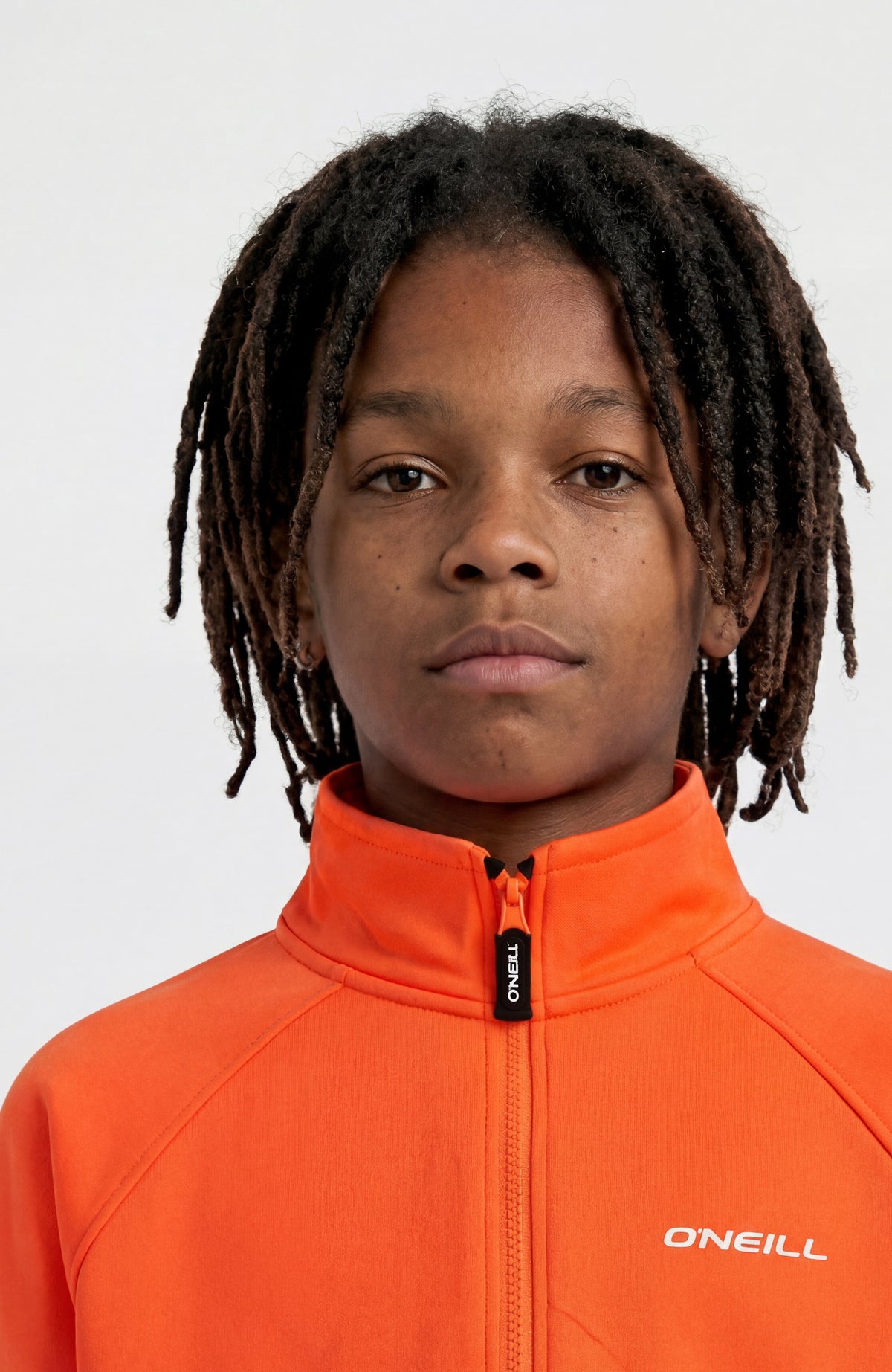Nahaufnahme von Stehkragen und Reißverschluss des roten FWC'Cruz Half-Zip Fleecepullovers am Model