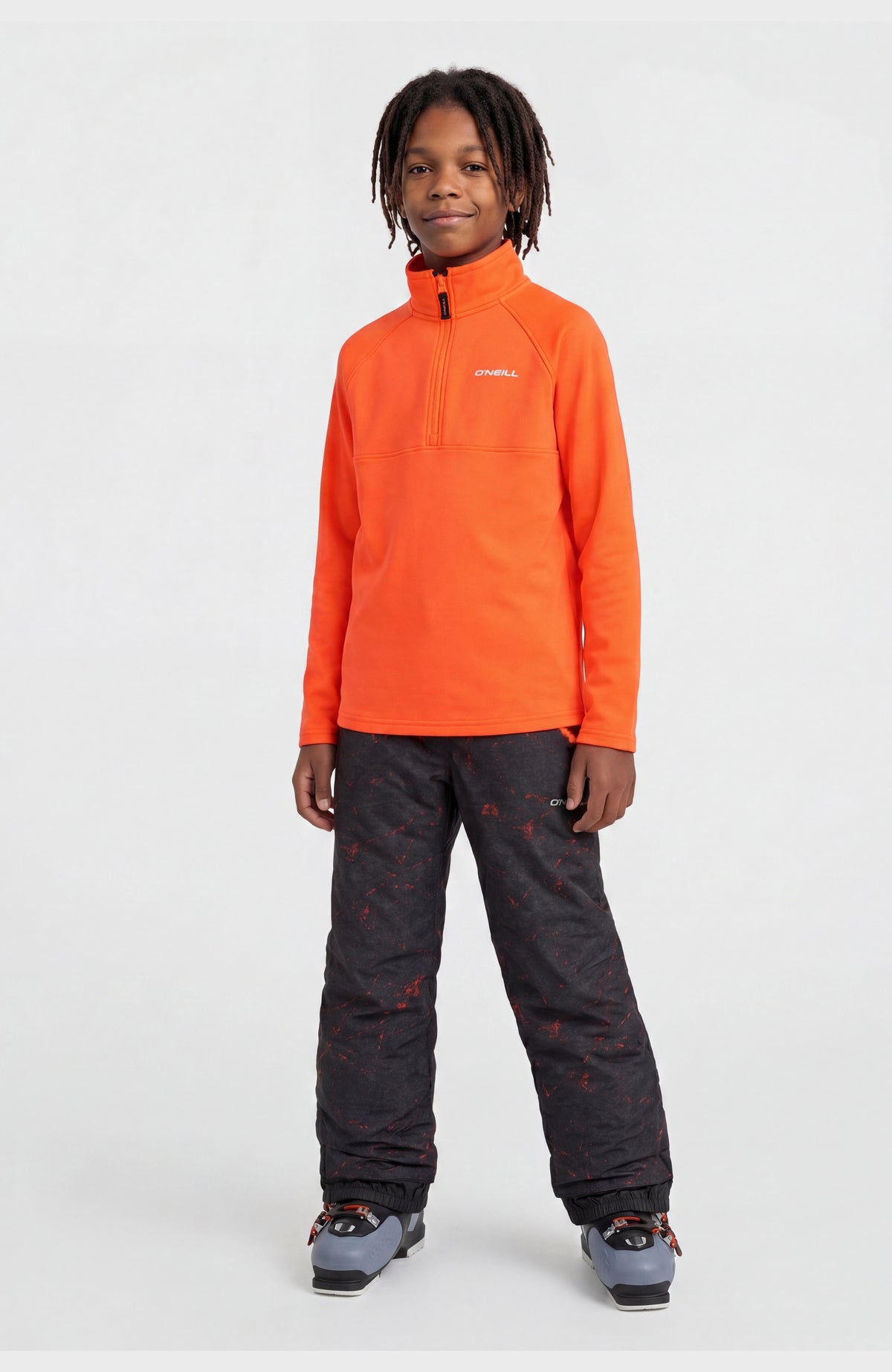 FWC'Cruz Half-Zip Fleecepullover für Jungen, rot, Ganzkörperansicht am Model mit Skihose