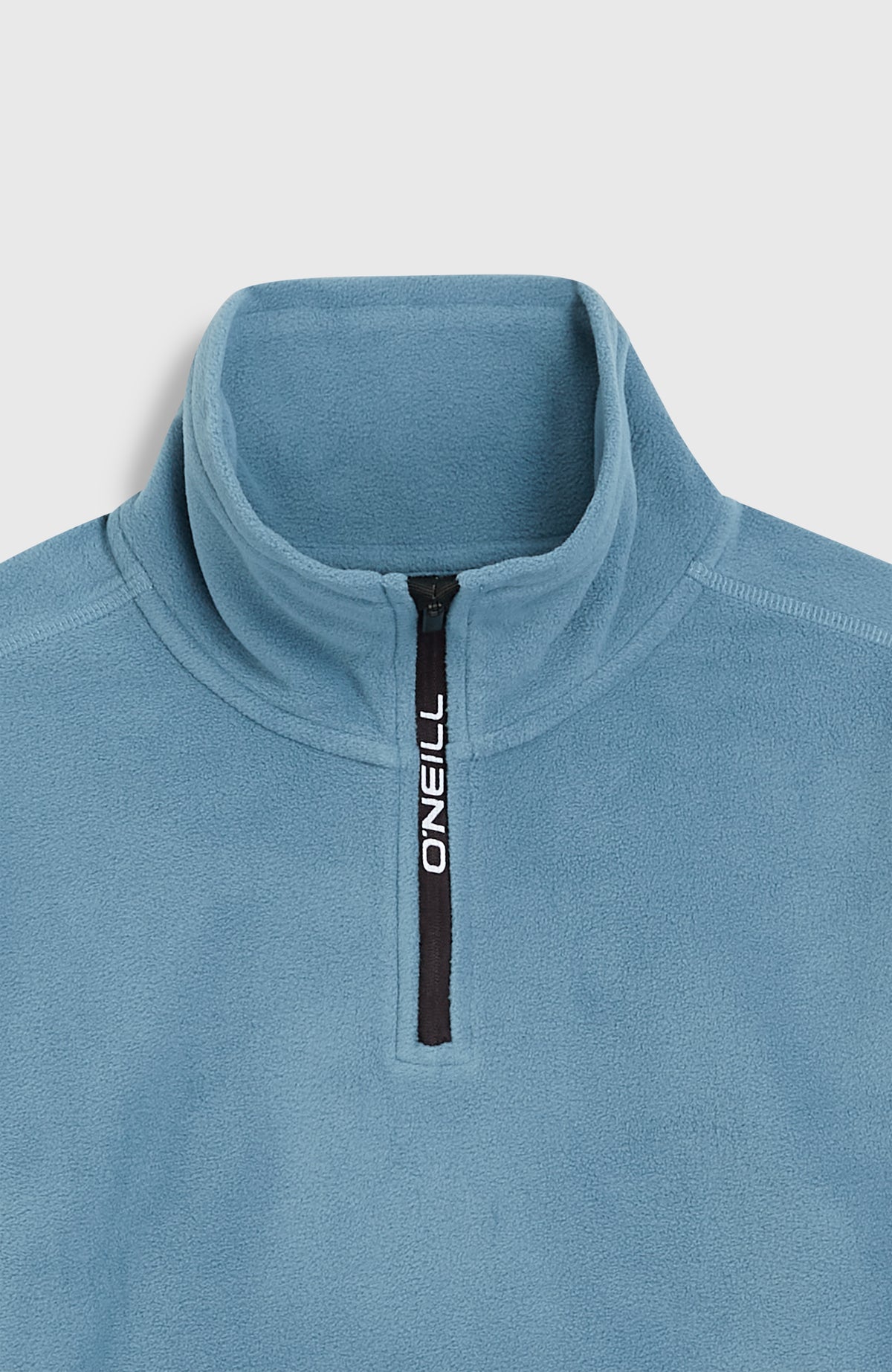 Nahaufnahme des Kragens mit kurzem Reißverschluss des blauen FWC'Cruz JACK'S POLARTEC HZ FLEECE Fleecepullovers