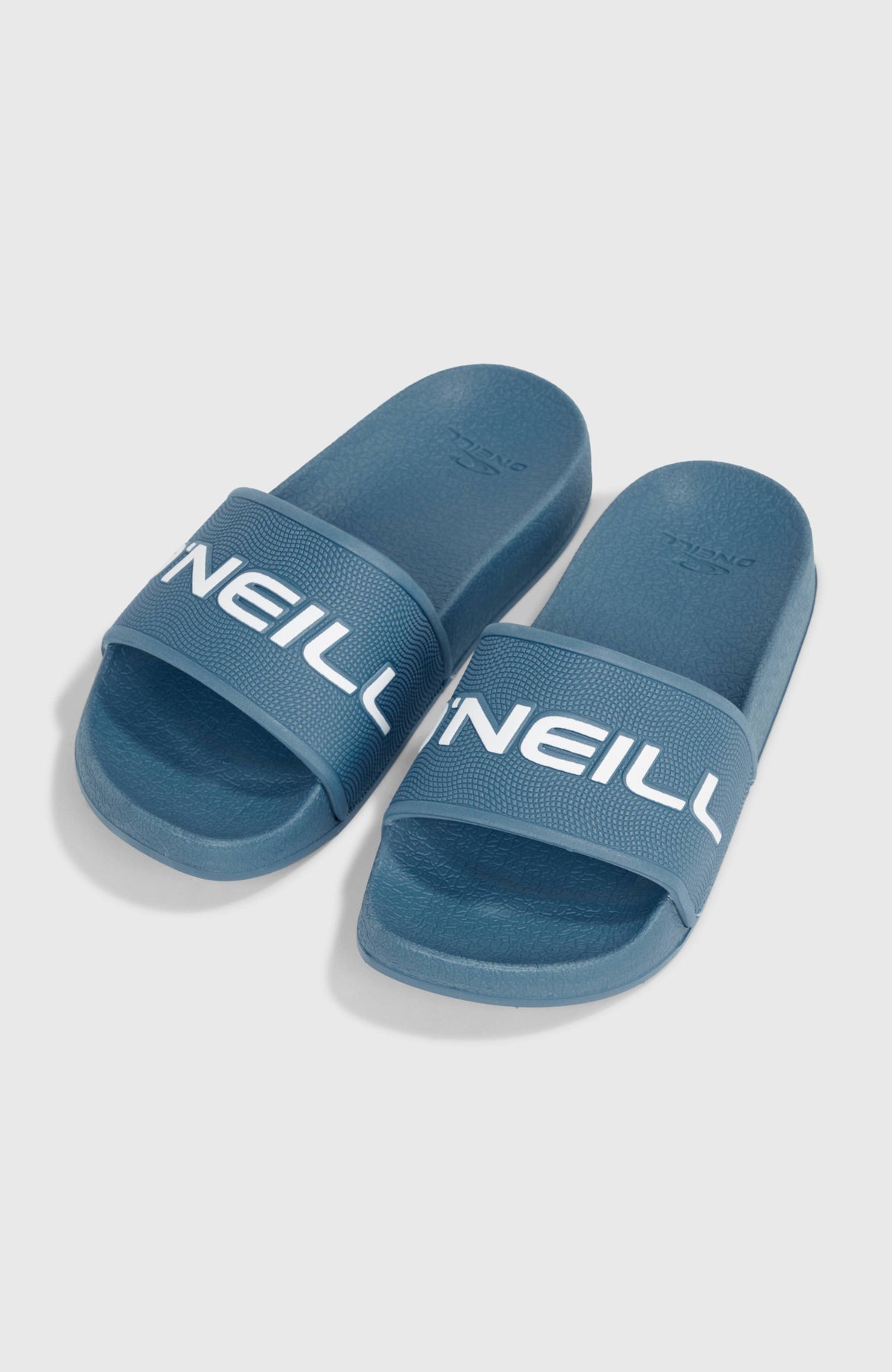 O'Neill Logo Slides für Jungen, blau mit Logo-Print in Weiß, Paar freigestellt von schräg oben