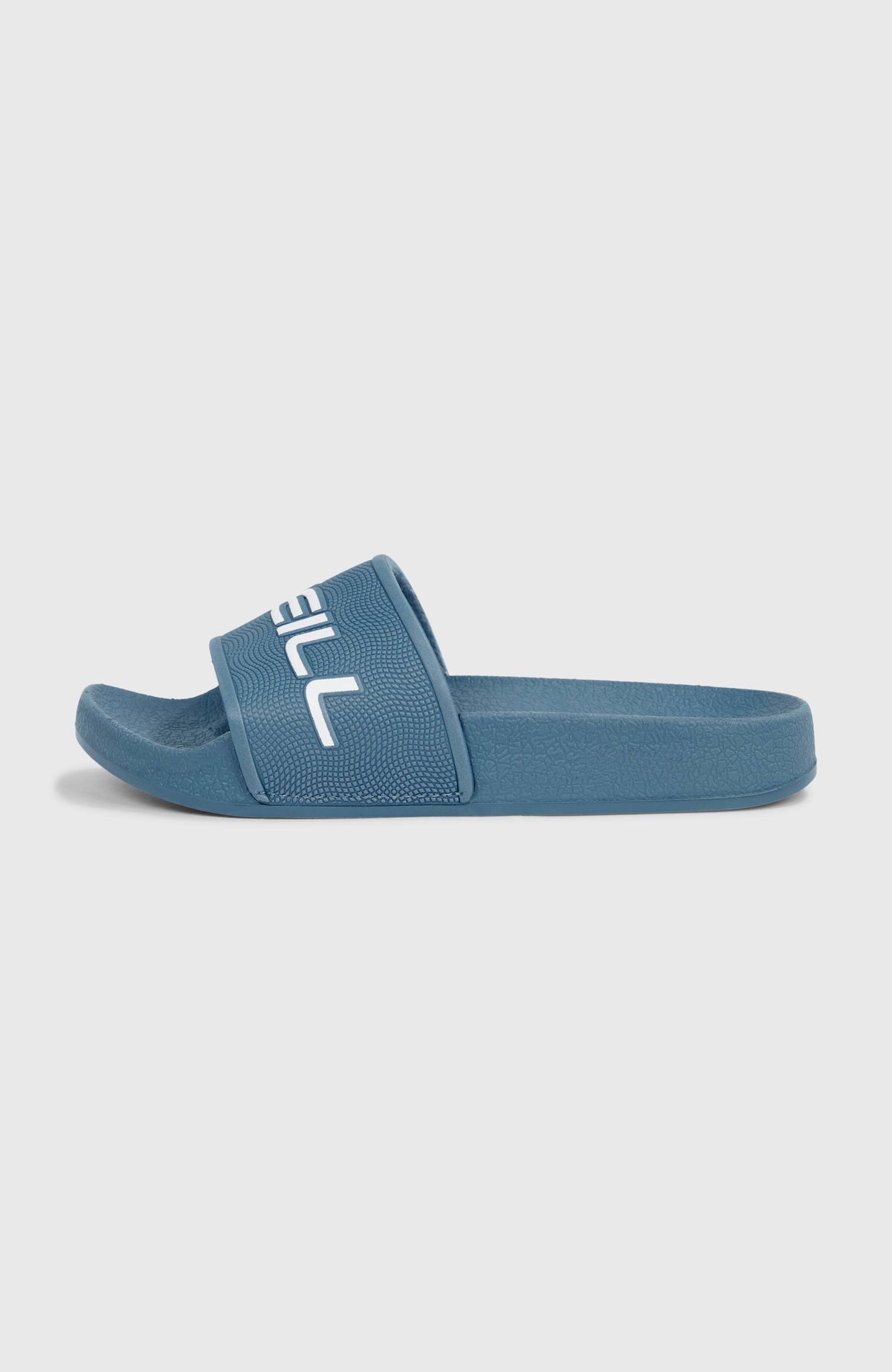 Logo Slides für Jungen, blau mit Logo-Print in Weiß, freigestellt in der Seitenansicht