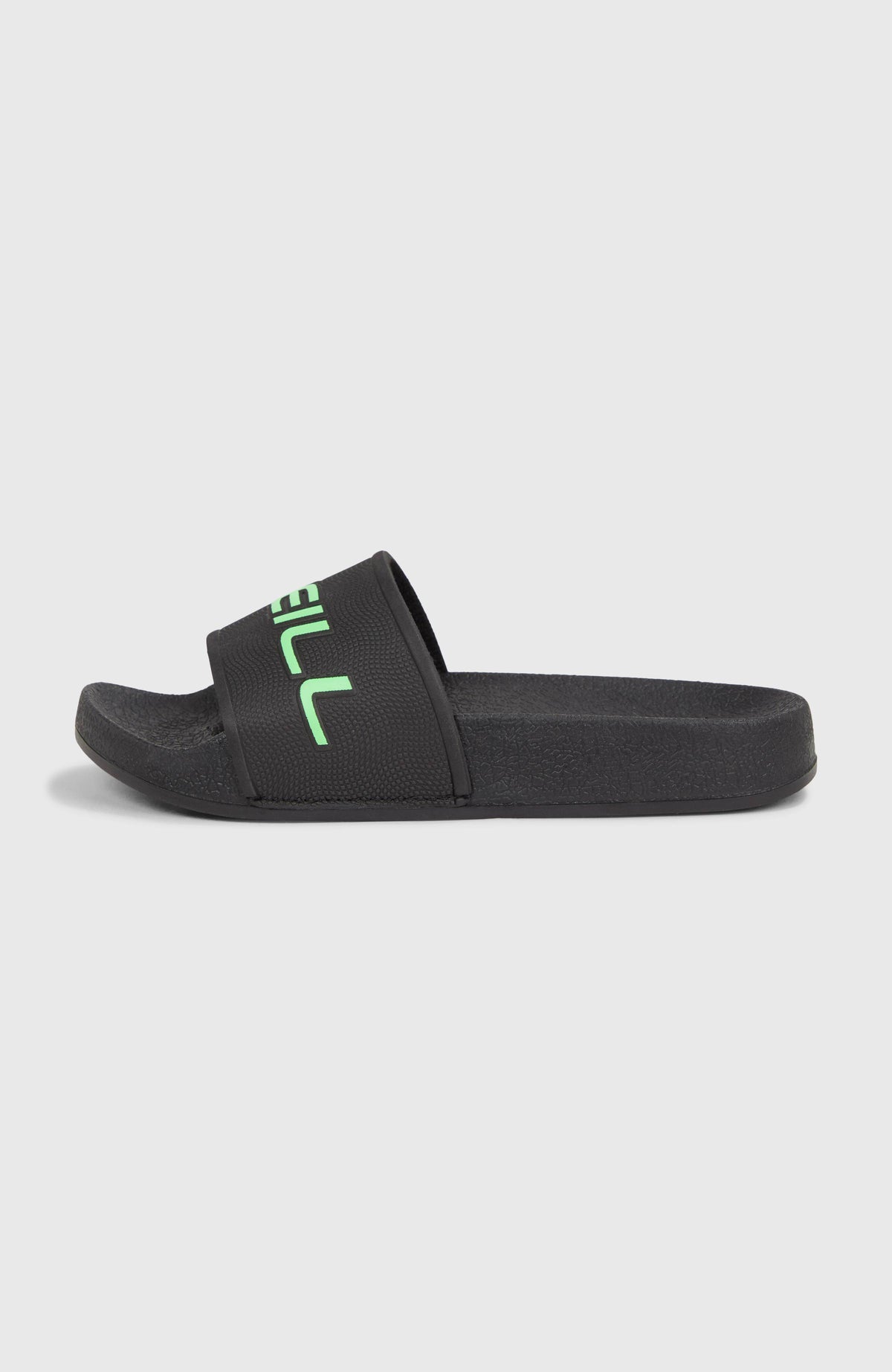 Logo Slides für Jungen, schwarz mit Logo-Print in Grün, freigestellt von der Seite