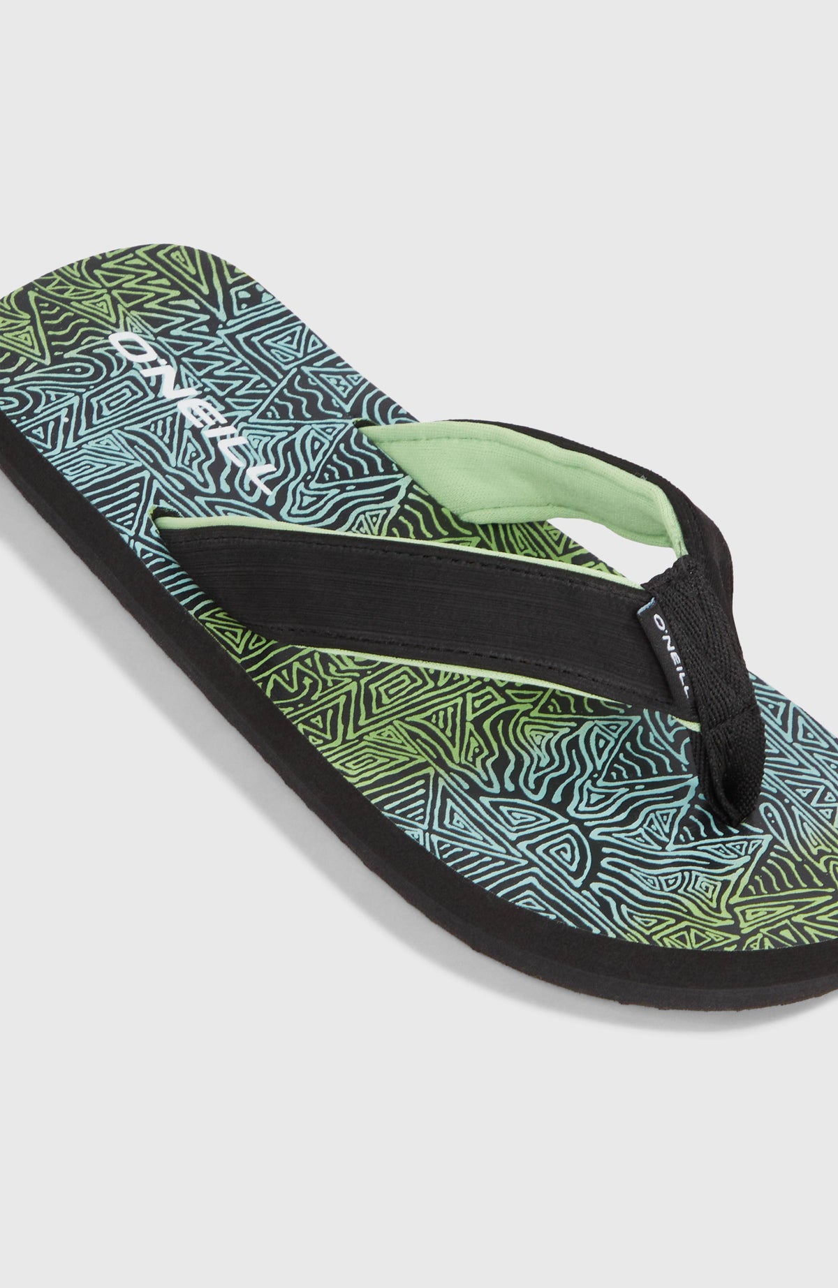 Blaue Koosh Graphic Sandalen, Nahaufnahme von Fußbett und schwarzem Riemen mit kleinem Logo-Label