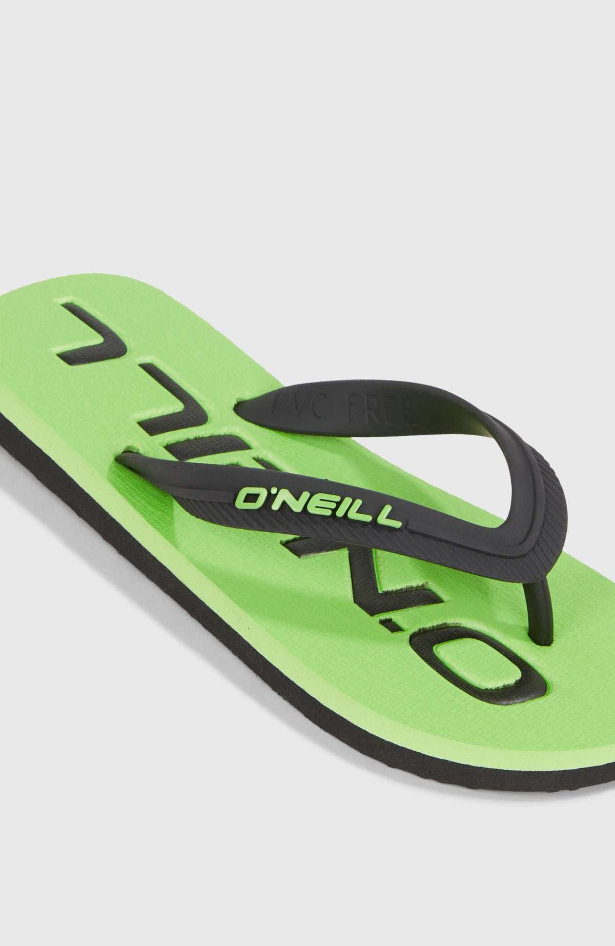 Nahaufnahme von Riemen und Fußbett der grünen Profile Logo Sandalen mit schwarzem Logo-Print