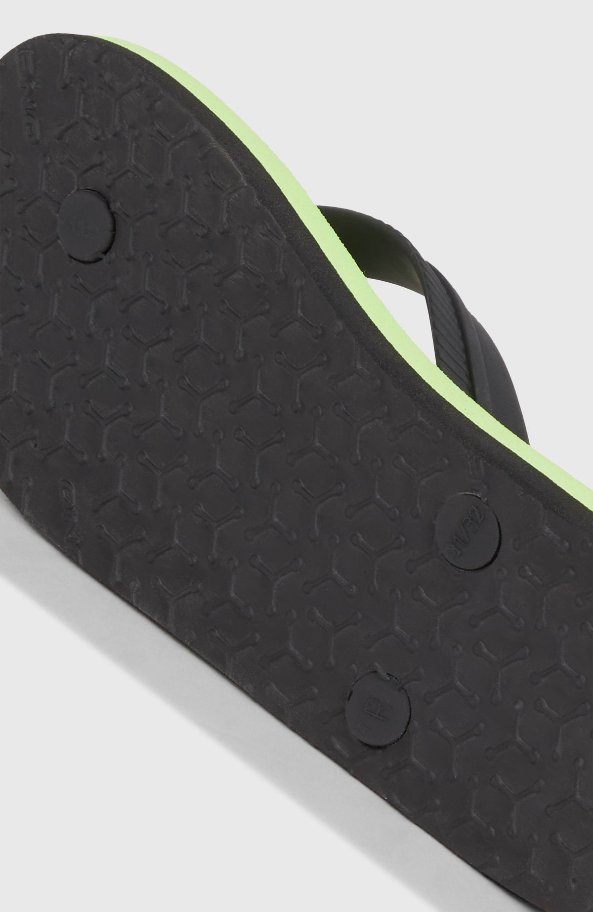 Nahaufnahme der profilierten schwarzen Unterseite der grünen Profile Logo Sandalen für Jungen