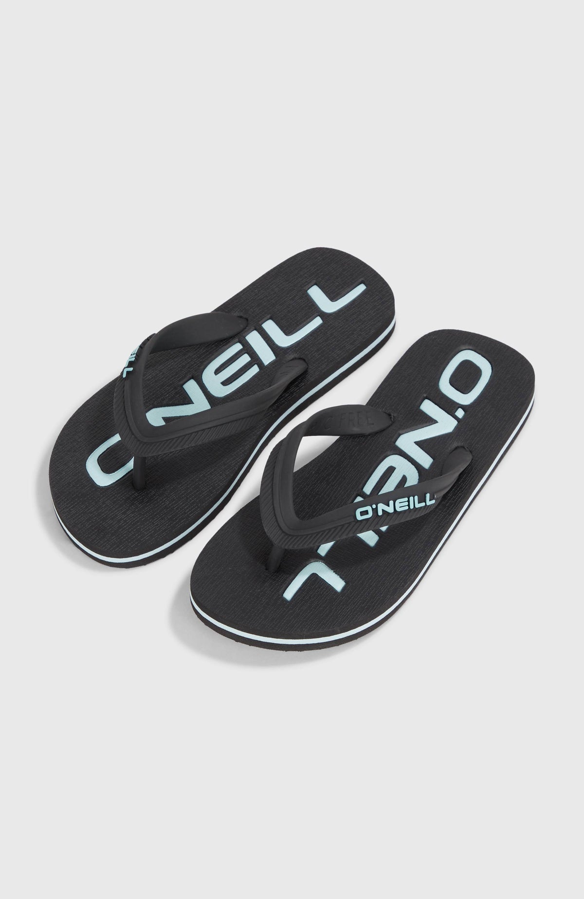 O'Neill Profile Logo Sandalen für Jungen, schwarz mit Logo-Print in Hellblau, freigestellt von schräg oben