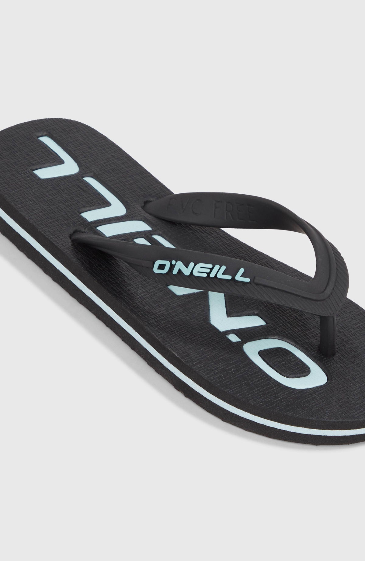 Nahaufnahme der schwarzen Profile Logo Sandalen für Jungen mit Logo-Print in Hellblau und Riemen mit Logo-Schriftzug