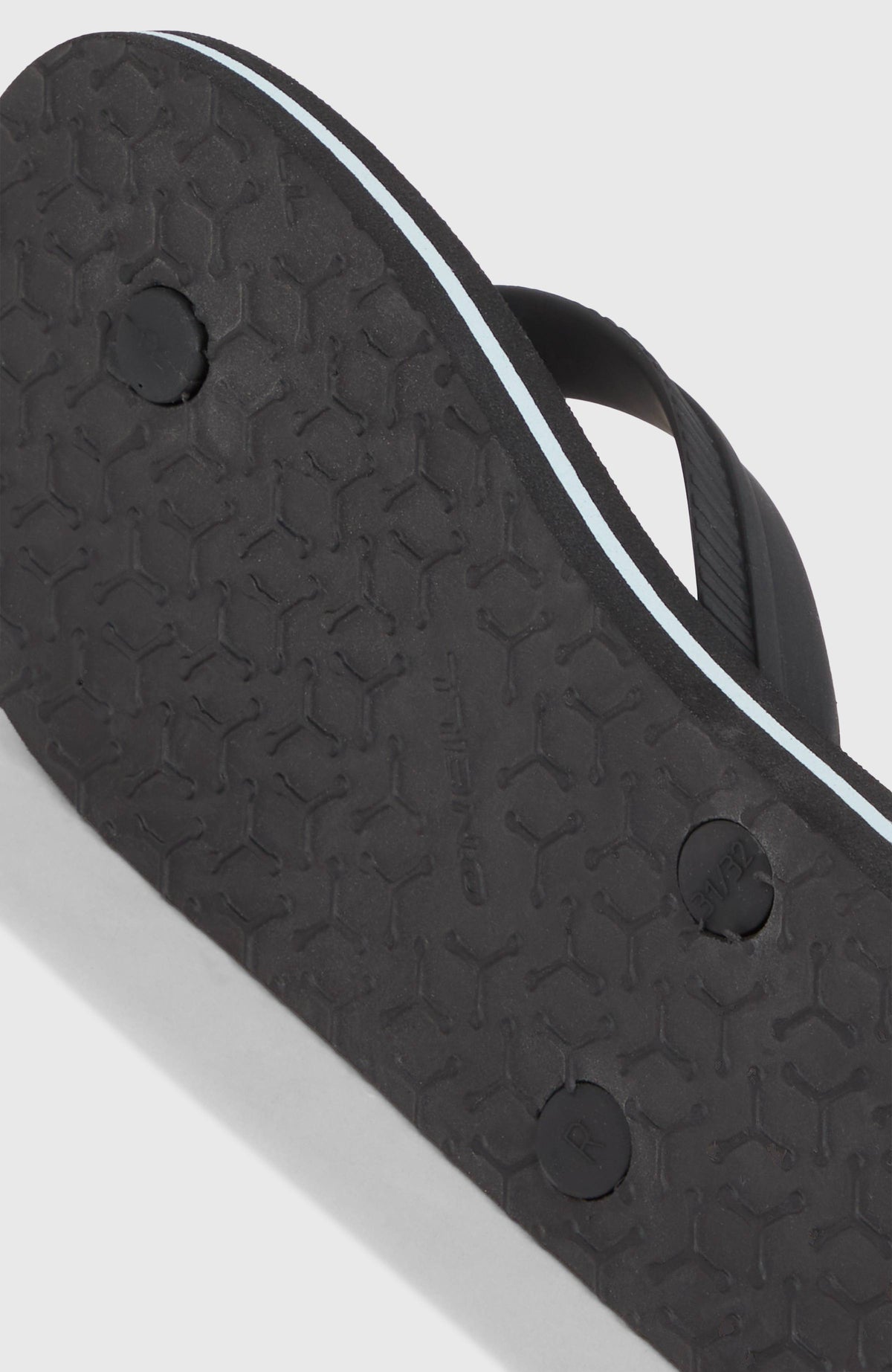 Profile Logo Sandalen für Jungen, schwarz mit Logo-Print in Hellblau, Nahaufnahme der strukturierten Laufsohle
