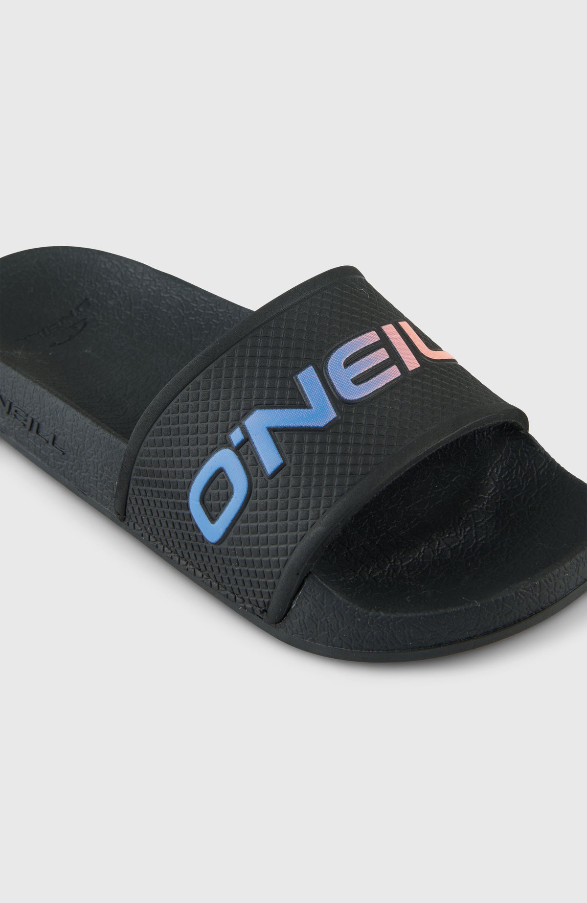 Nahaufnahme der schwarzen Logo Slides, breiter strukturierter Riemen mit Logo-Print in Blau und Orange