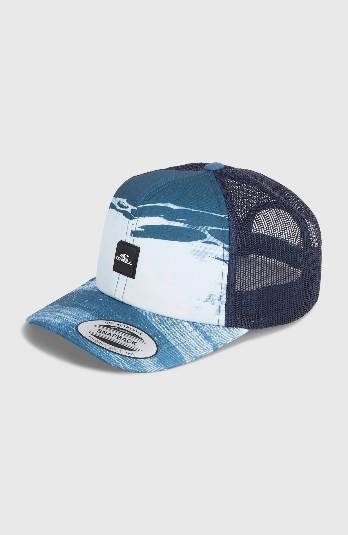 O'Neill Flood Trucker Cap für Jungen, blau mit Streifenmuster in Weiß, freigestellt von schräg vorne
