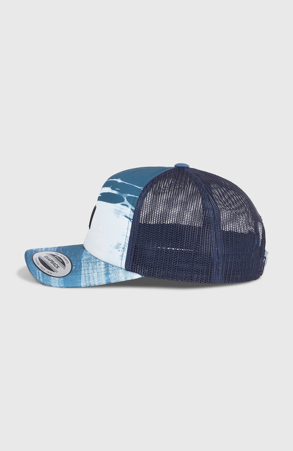 Blaue Flood Trucker Cap für Jungen mit Streifenmuster in Weiß, freigestellt von der Seite mit Mesh-Einsatz