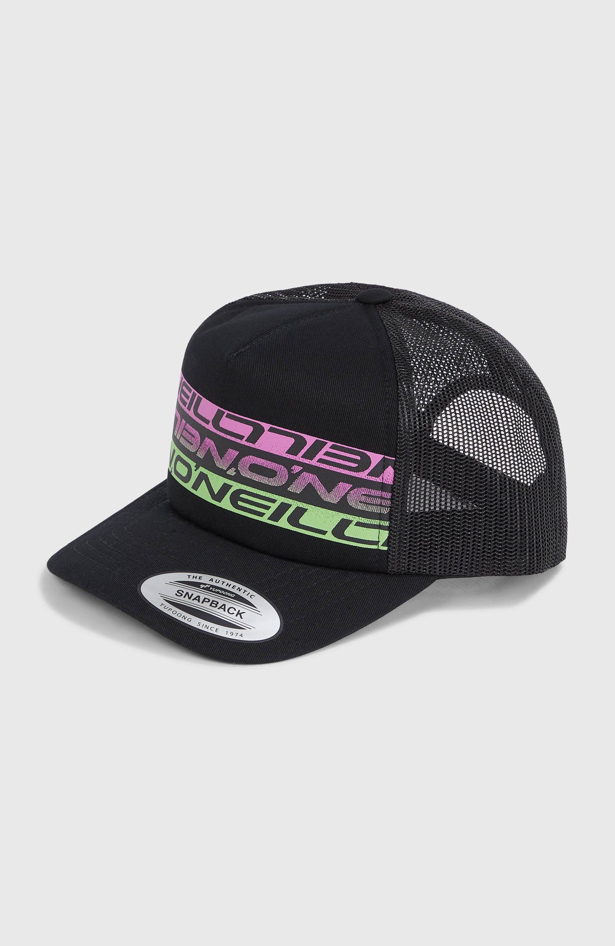O'Neill Flood Trucker Cap für Jungen, schwarz mit Logo-Print in Pink und Grün, freigestellt von schräg vorne