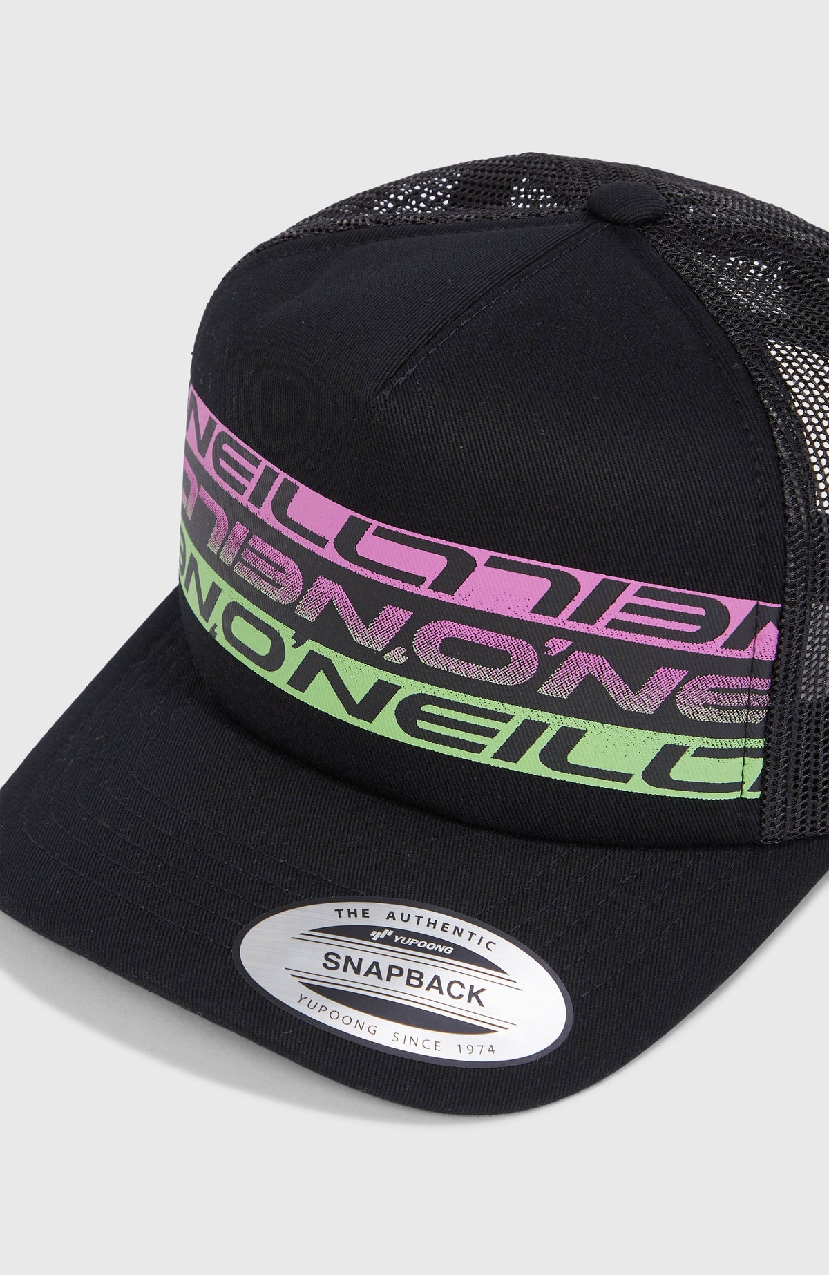 Nahaufnahme von Schirm und Front der schwarzen Flood Trucker Cap mit Logo-Print in Pink und Grün
