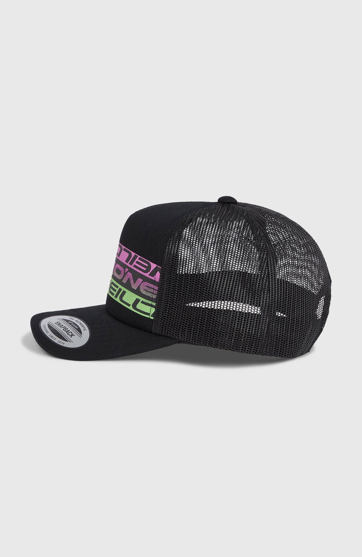 Flood Trucker Cap für Jungen, schwarz mit Logo-Print in Pink und Grün, freigestellt von der Seite