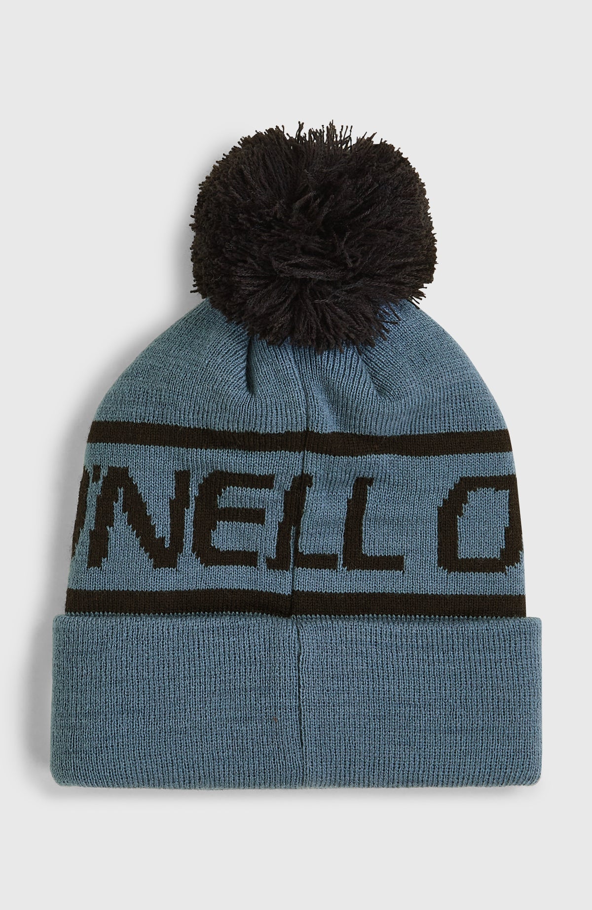Powder Beanie für Jungen, blau mit Logo-Schriftzug in Schwarz, freigestellt von hinten mit Naht am Umschlag