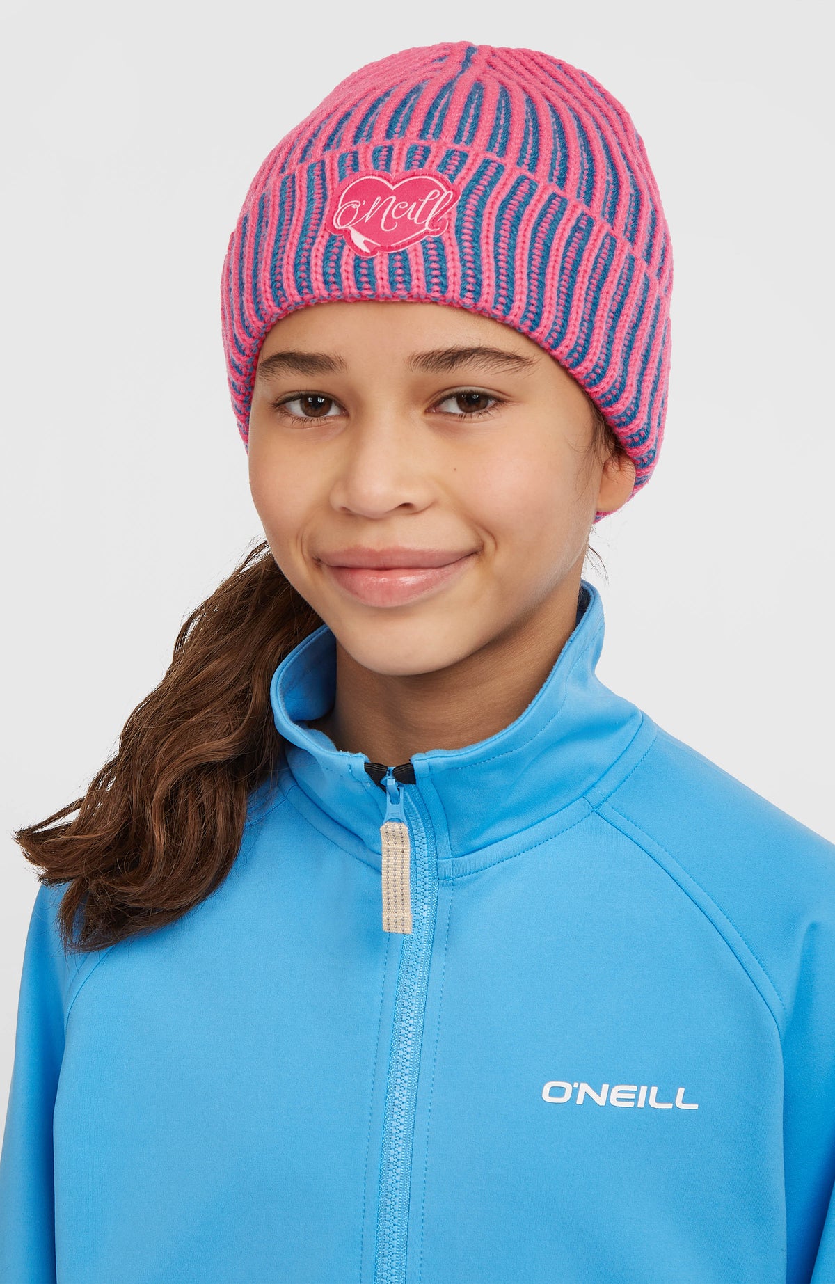 Beanie für Jungen, blau mit Streifenmuster in Pink, getragen am Model, Vorderansicht mit breitem Umschlag