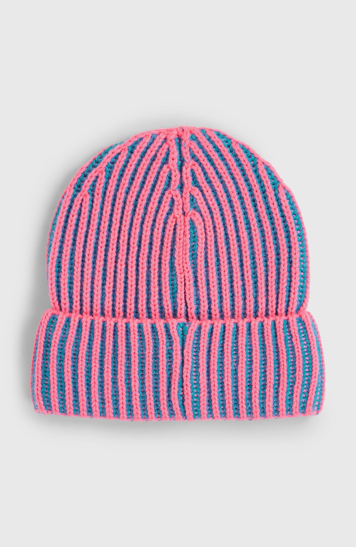 Beanie für Jungen, blau mit Streifenmuster in Pink, flach liegend von hinten, durchgehende Mittelnaht