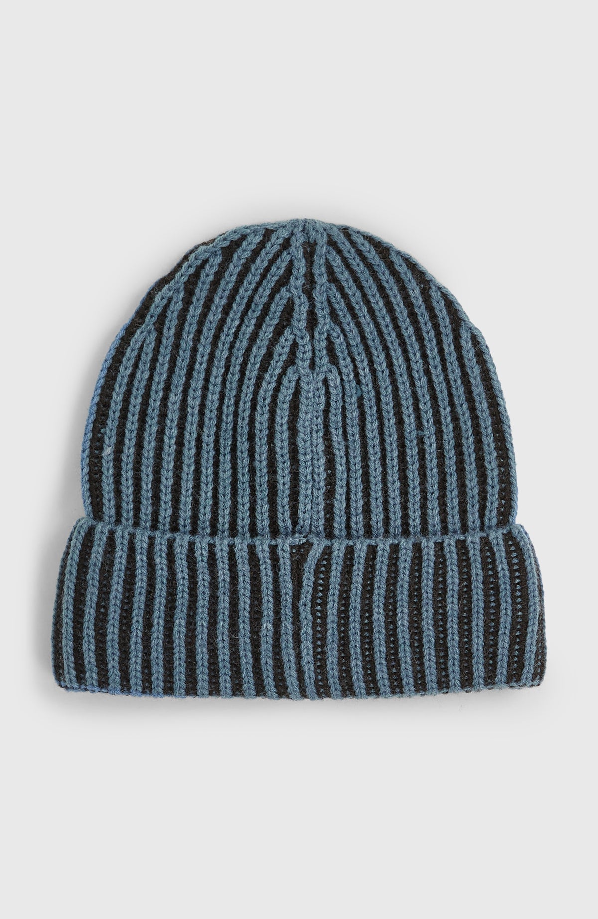 Beanie für Jungen, schwarz mit Streifenmuster in Blau, flach liegend von hinten mit Rippenstruktur