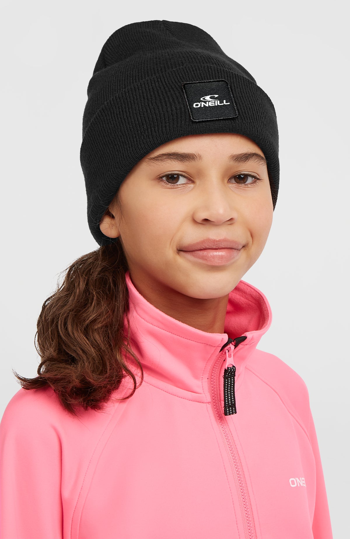 Snow Beanie für Jungen, schwarz, getragen am Model in leichter Schrägansicht mit sichtbarem Logo-Patch