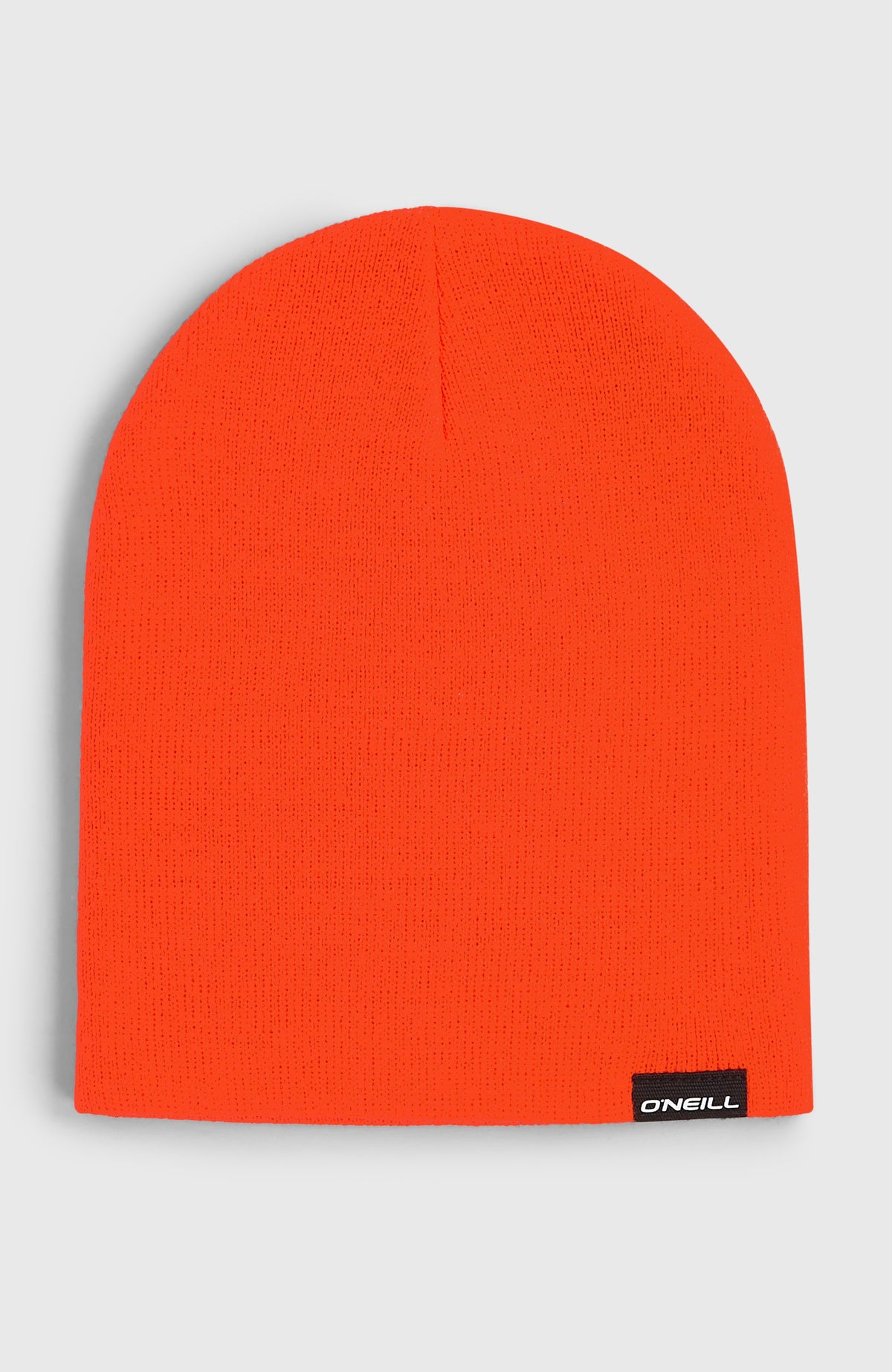 O'Neill Dolomite Beanie für Jungen, rot, freigestellt von vorne, mit kleinem Logo-Label am Saum