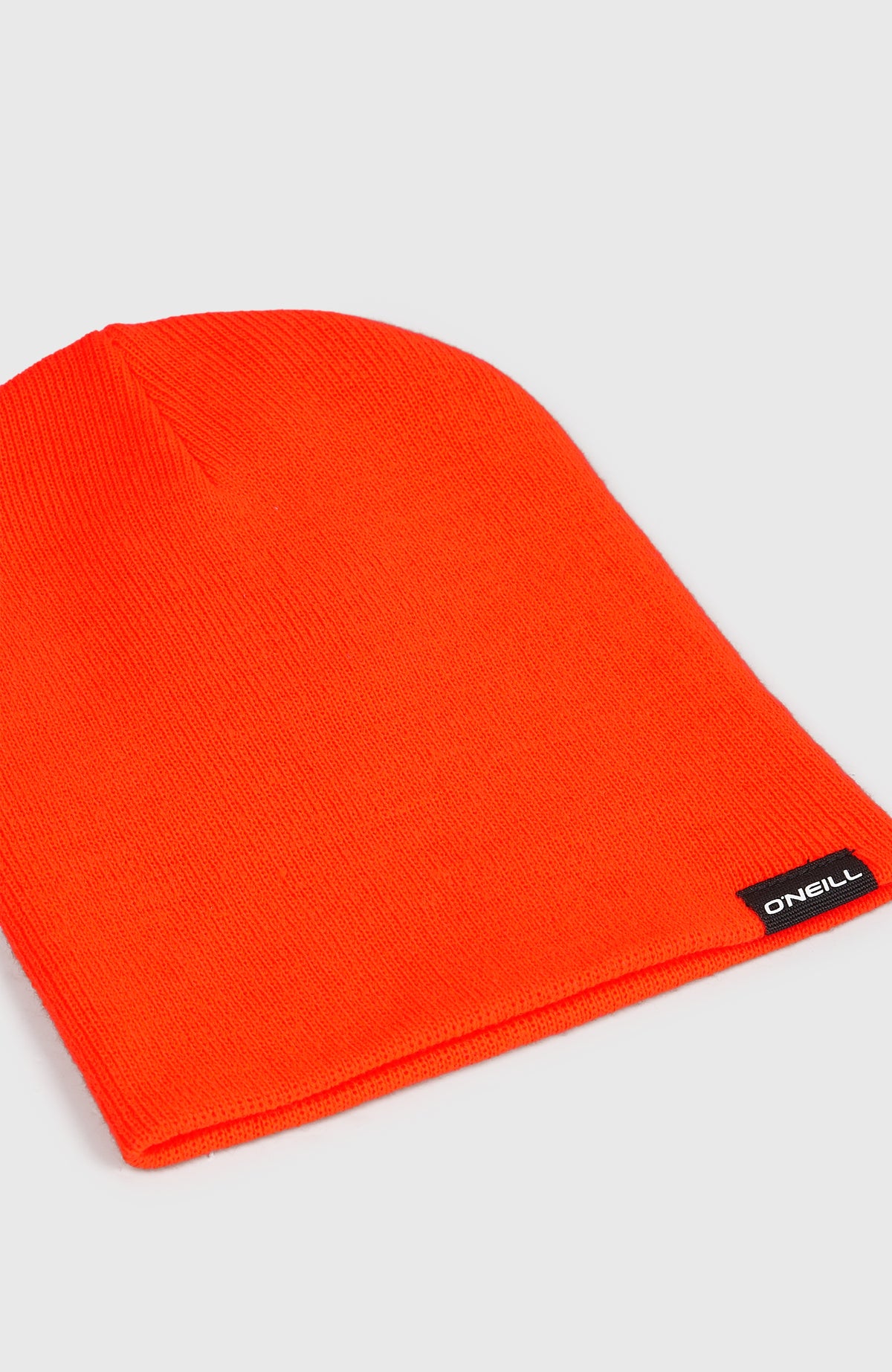 Nahaufnahme der roten Dolomite Beanie für Jungen, Ansicht von schräg oben mit Fokus auf das Logo-Label