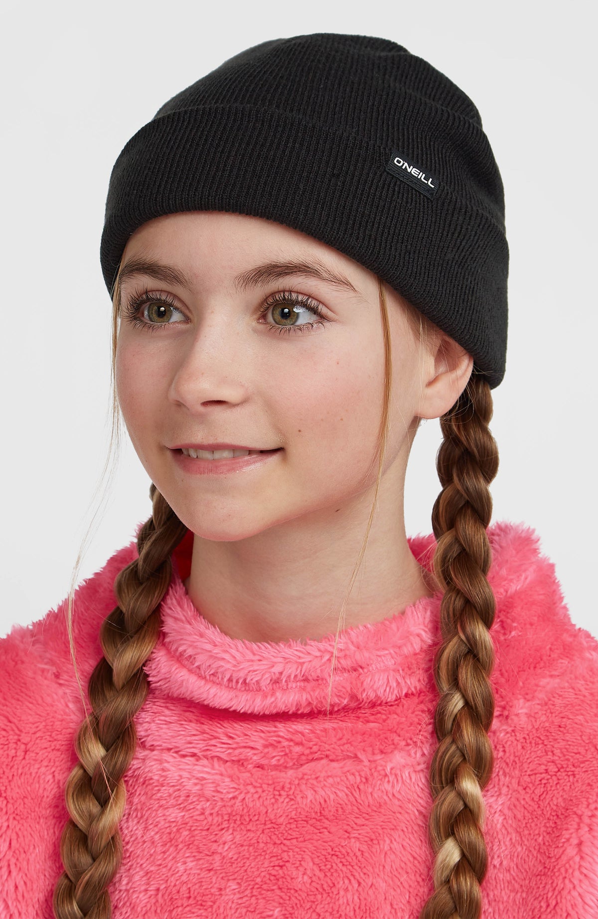 Dolomite Beanie für Jungen, schwarz, getragen am Model mit umgeschlagenem Saum und Logo-Aufnäher