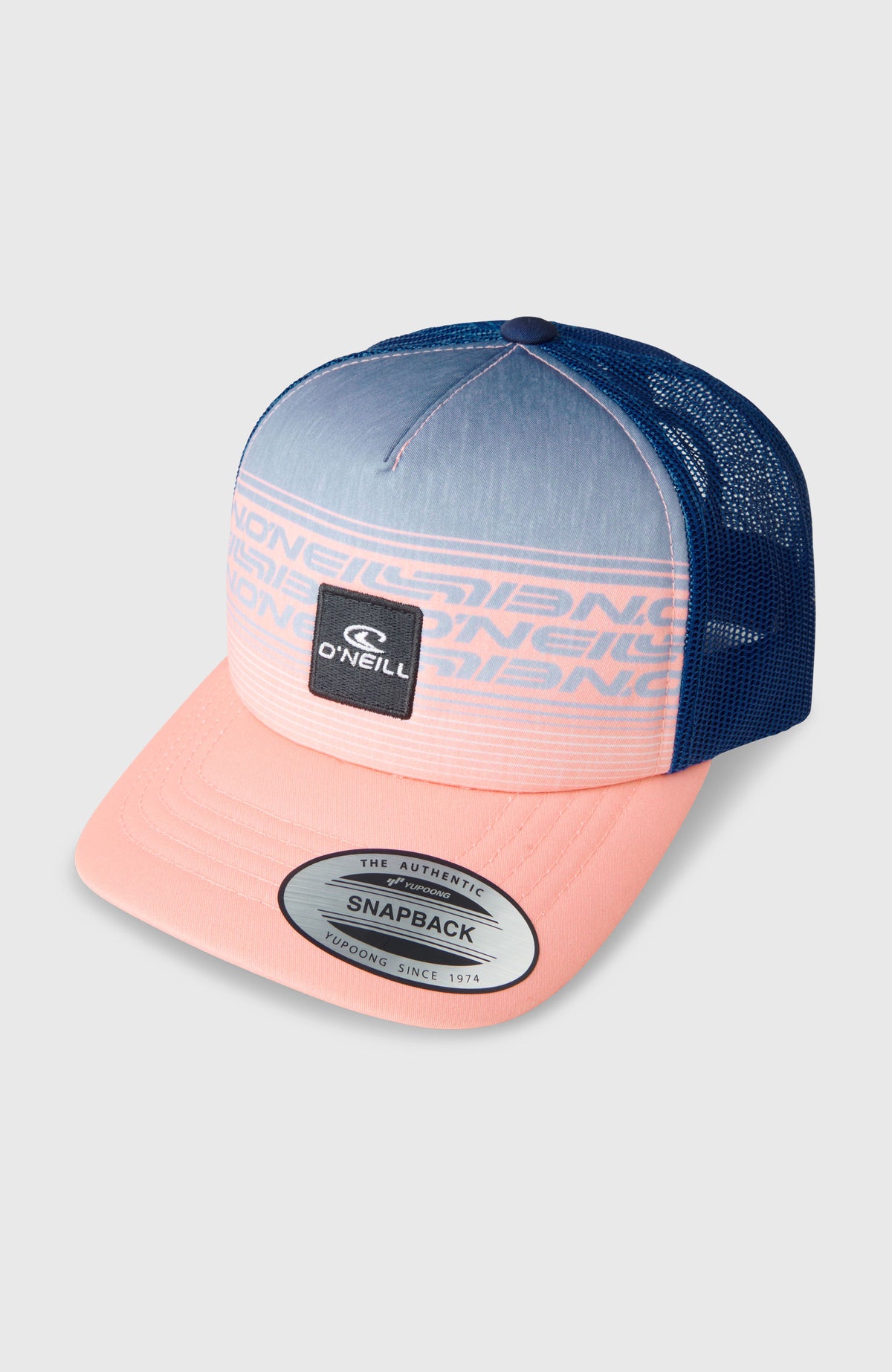 O'Neill Summer Camp Trucker Cap für Jungen, pink, freigestellt von schräg vorne mit Logo-Patch