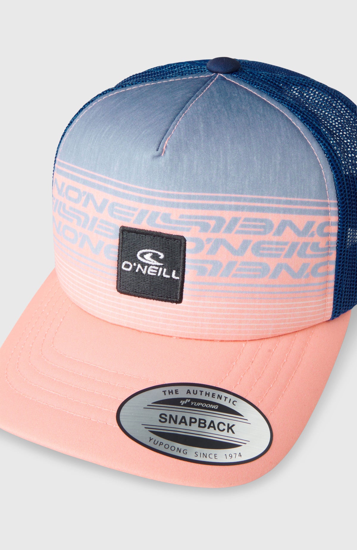 Pinke Summer Camp Trucker Cap für Jungen, Nahaufnahme der Frontpartie mit Logo-Patch