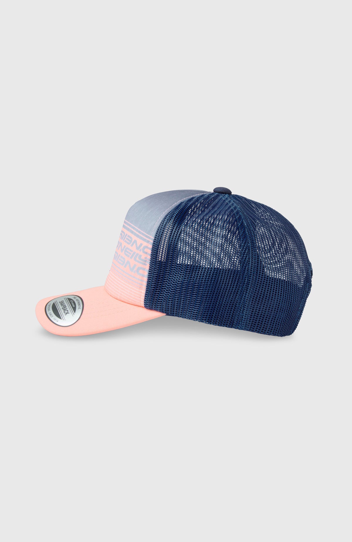 Summer Camp Trucker Cap für Jungen, pink, freigestellt in der Seitenansicht mit Mesh-Einsatz
