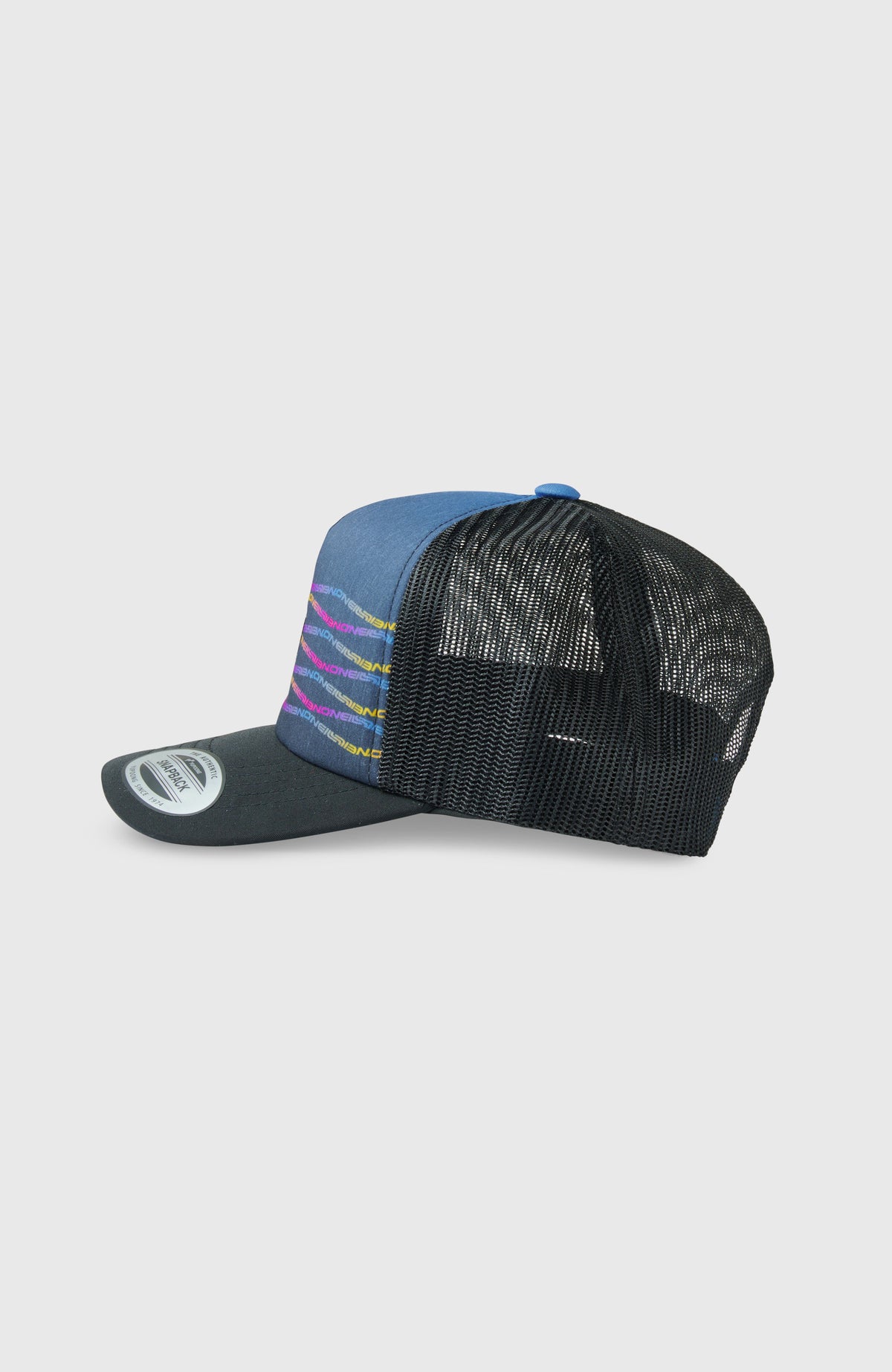 Summer Camp Trucker Cap, blau, freigestellt von der Seite mit schwarzem Mesh-Einsatz