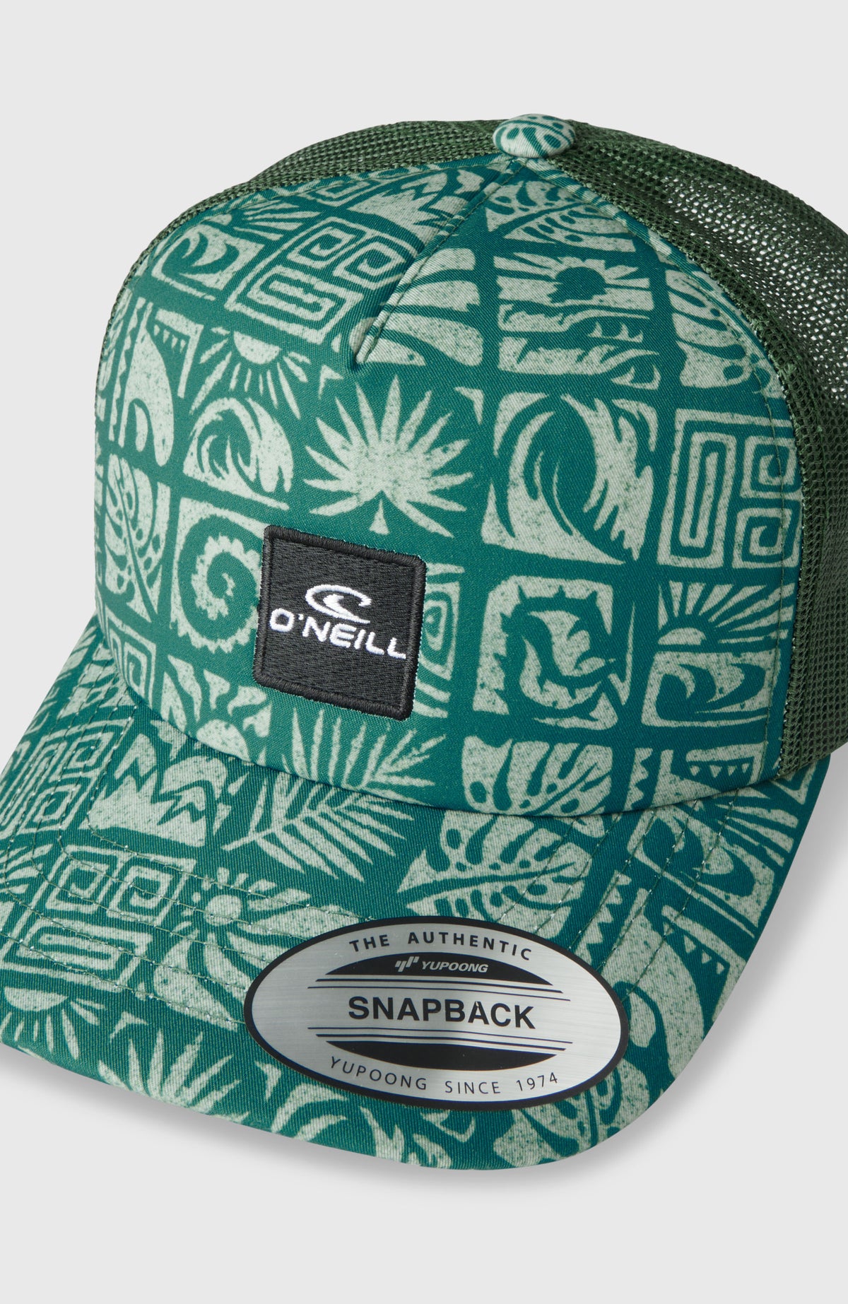 Summer Camp Trucker Cap, blau mit Grafikmuster in Weiß, Nahaufnahme von Front und Schirm mit Logo-Patch