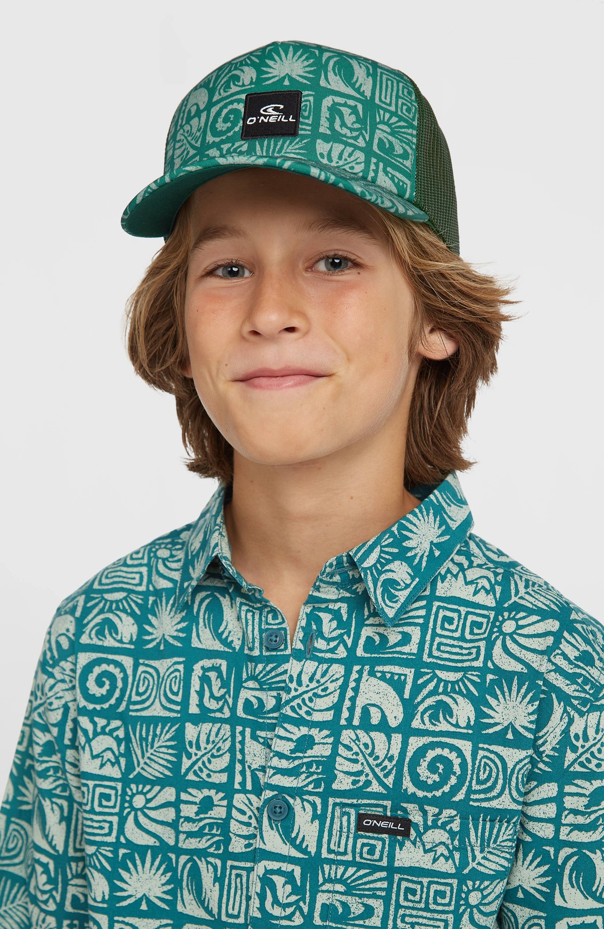 Summer Camp Trucker Cap für Jungen, blau mit Grafikmuster in Weiß, getragen am Model, Vorderansicht