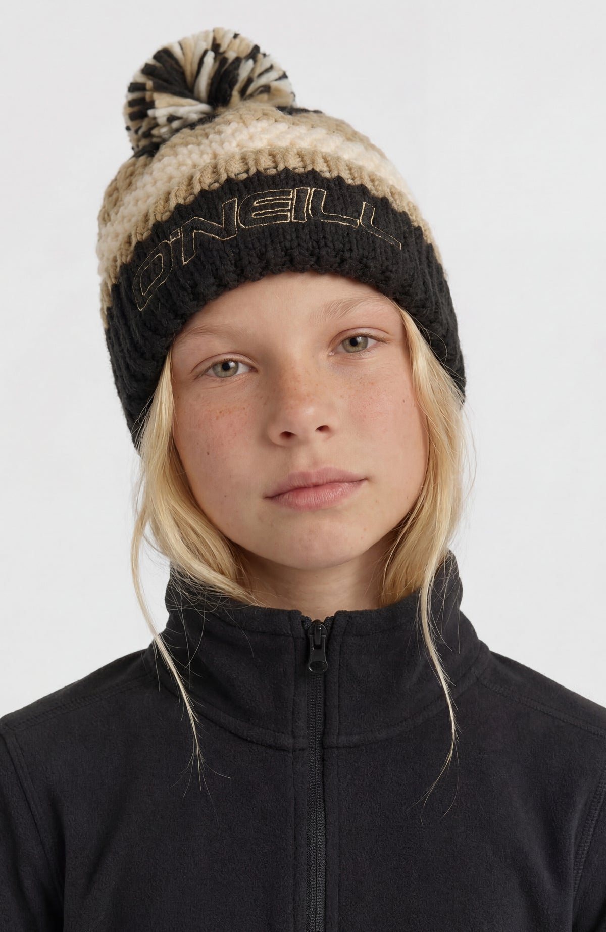 Powder Beanie für Jungen, schwarz-meliert mit Blockstreifen in Beige und Cremeweiß, Frontalansicht am Model