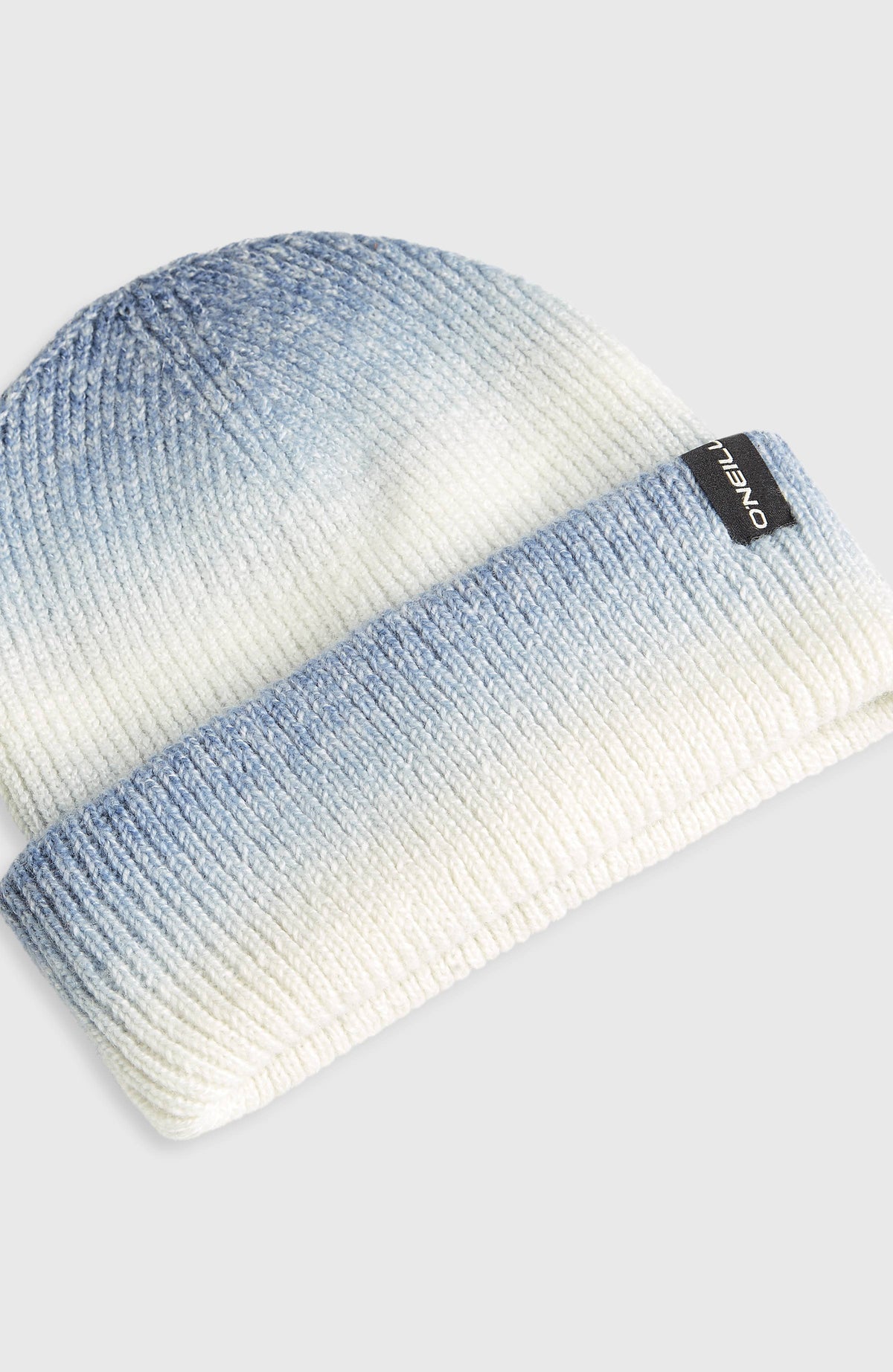Nahaufnahme des Umschlags der blauen Gradient Beanie mit Farbverlauf in Weiß und Logo-Label