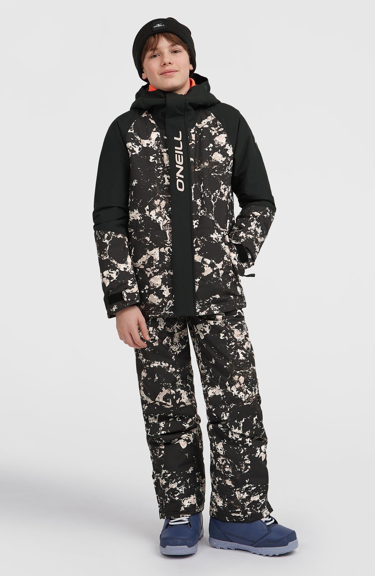 FWC'Play Ski- und Snowboardjacke für Jungen, schwarz mit Marmormuster in Beige, Ganzkörperansicht am Model