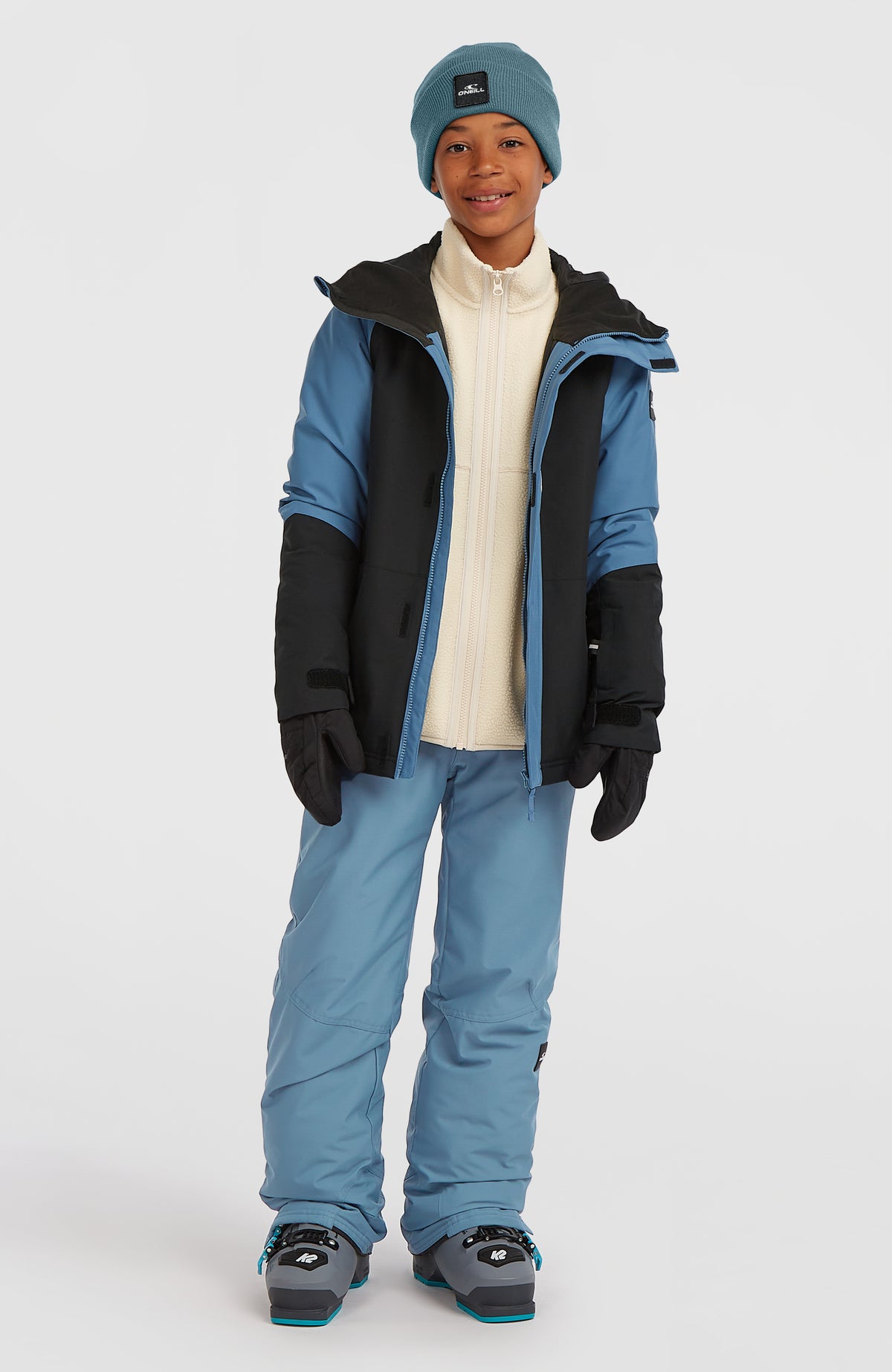 FWC'Play Ski- und Snowboardjacke für Jungen, blau, Ganzkörperansicht am Model mit geöffnetem Reißverschluss