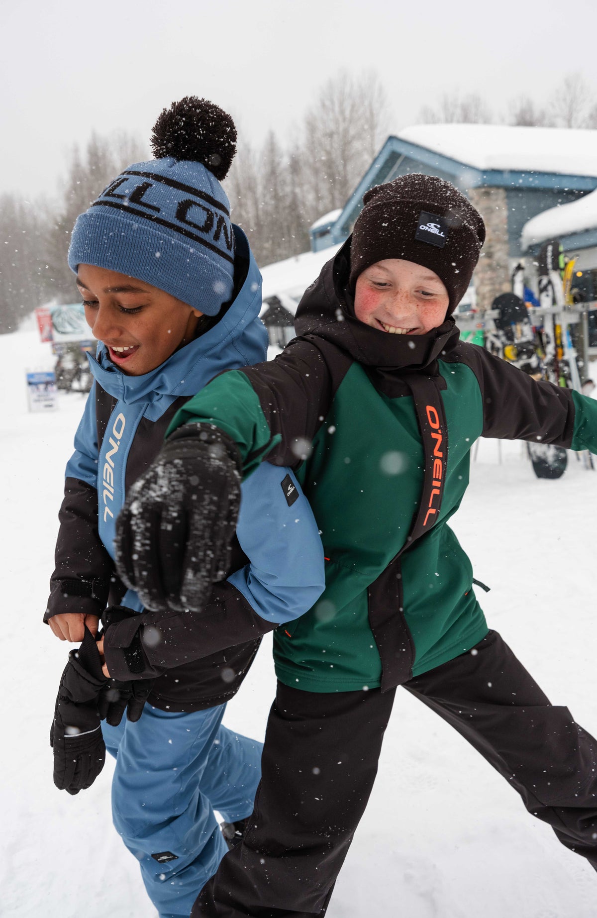 FWC'Play Ski- und Snowboardjacke für Jungen, schwarz, getragen am Model im Schnee