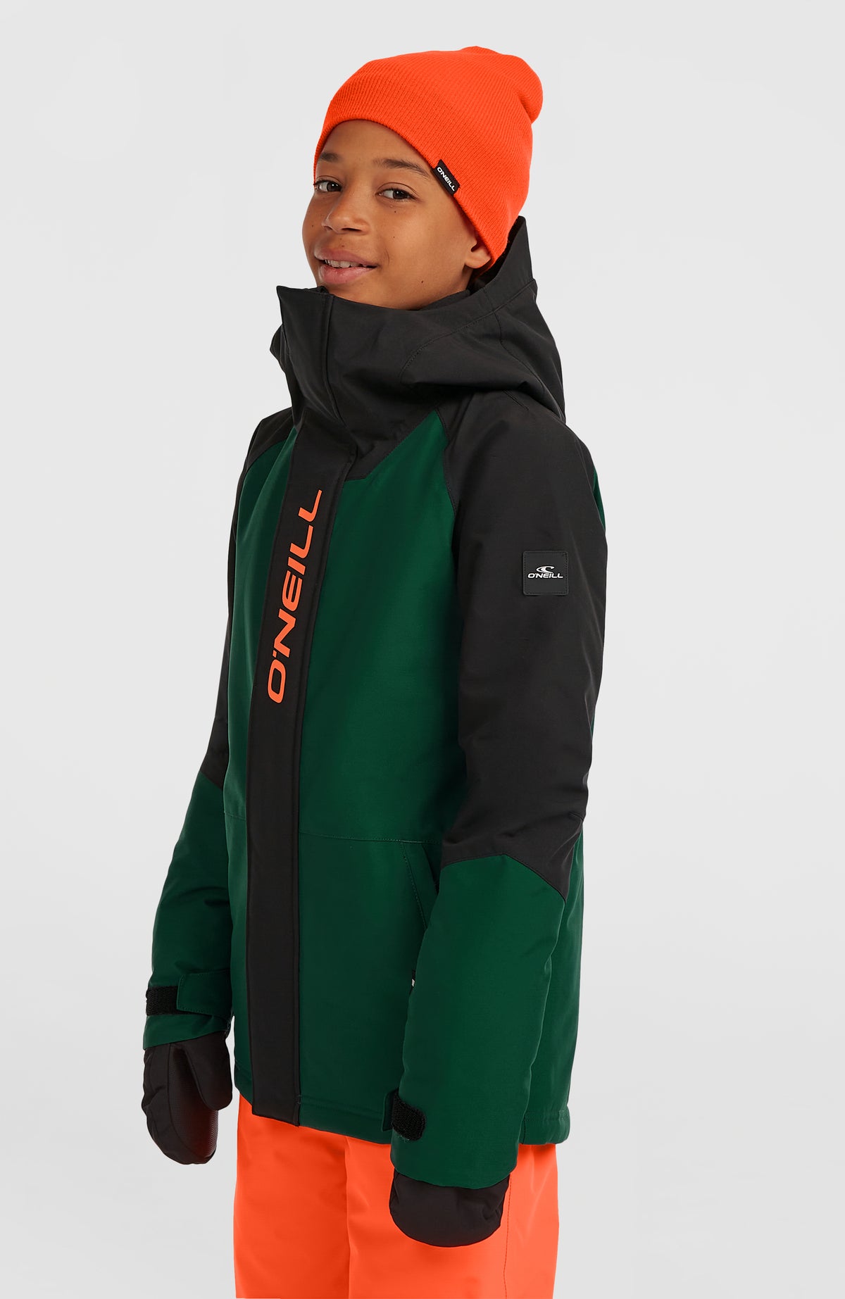FWC'Play Ski- und Snowboardjacke für Jungen, schwarz, Halbprofil am Model mit Logo auf der Blende