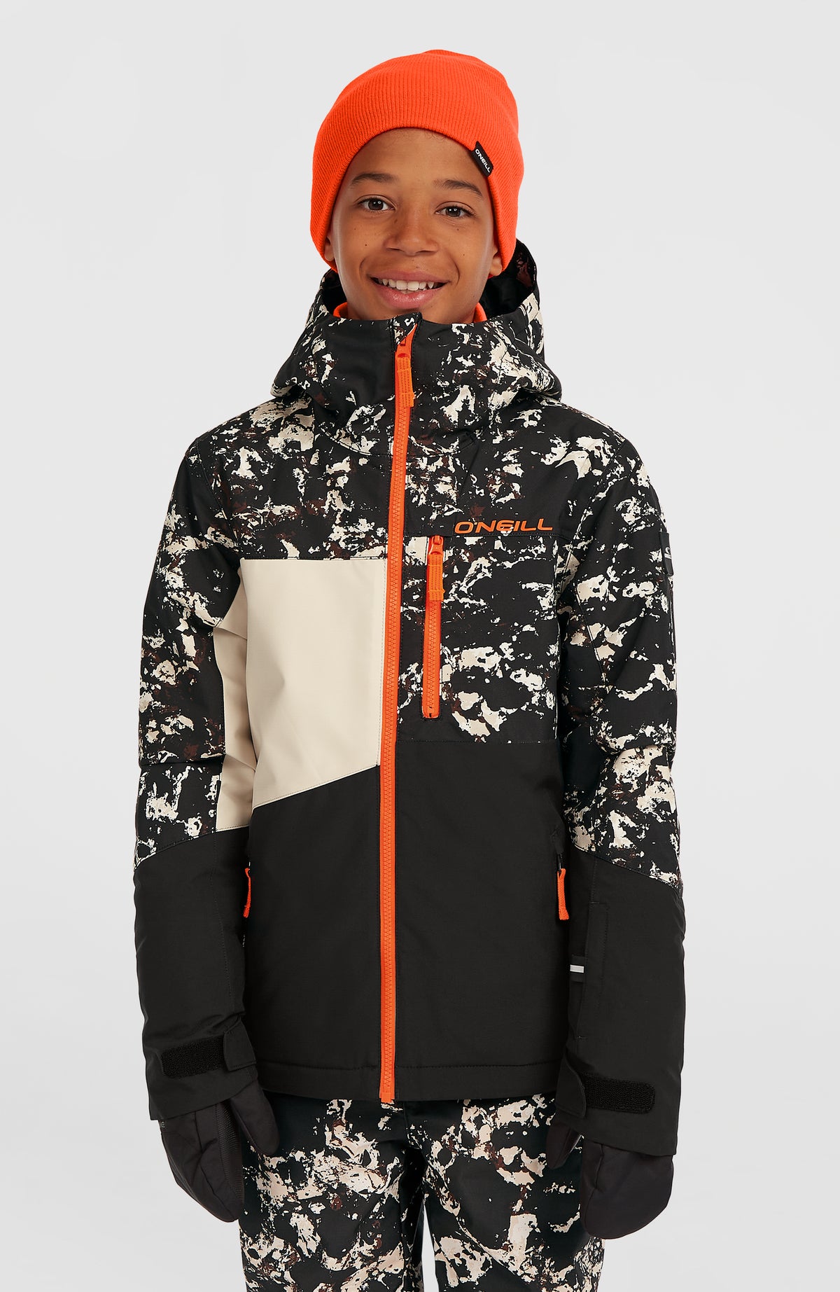 O'Neill FWC'Cruz Triple Skijacke für Jungen, schwarz mit Muster in Beige, Vorderansicht am Model
