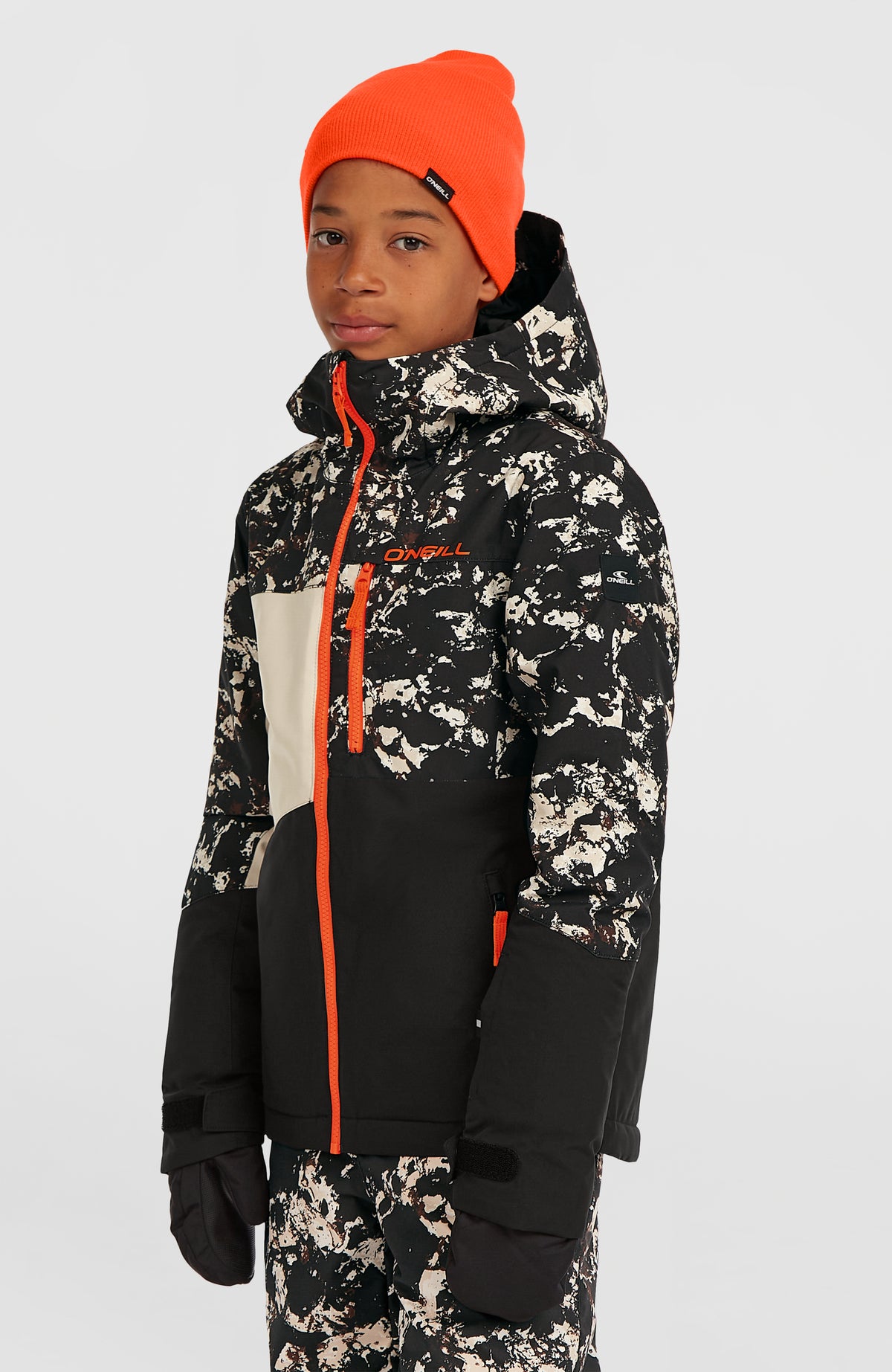 FWC'Cruz Triple Skijacke für Jungen, schwarz mit Muster in Beige, Halbprofilansicht am Model